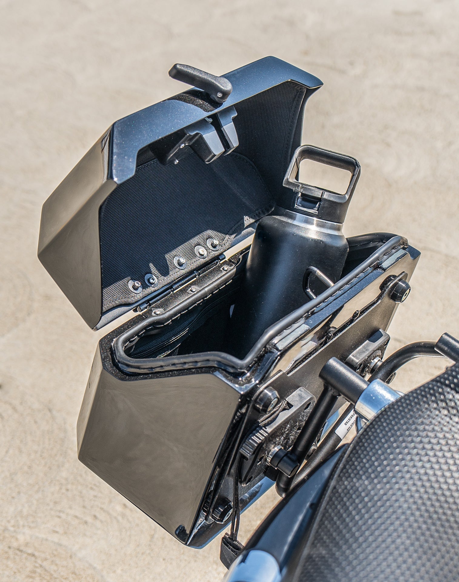 20L - Outlaw Quick-Mount Small Harley Sportster Seventy Two 72 XL1200V Painted Hard Alforjas