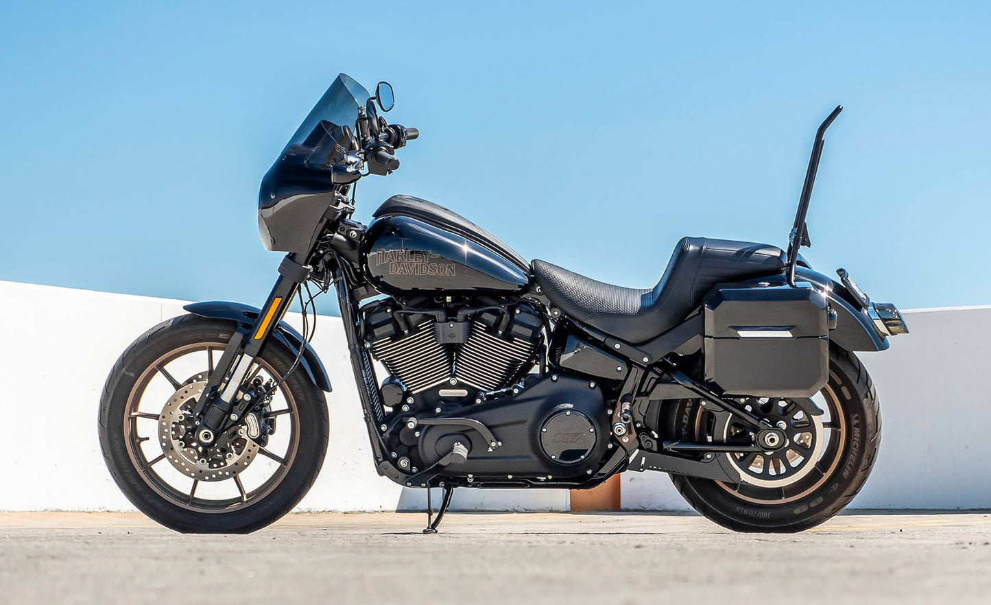 20L - Outlaw Quick-Mount Small Harley Softail Low Rider S FXLRS Painted Hard Alforjas