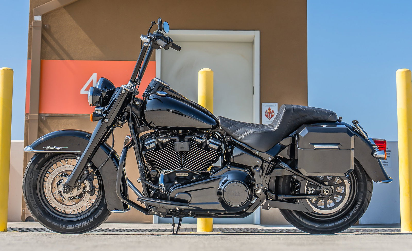 20L - Outlaw Quick-Mount Small Harley Softail Heritage FLHC/S Painted Hard Alforjas