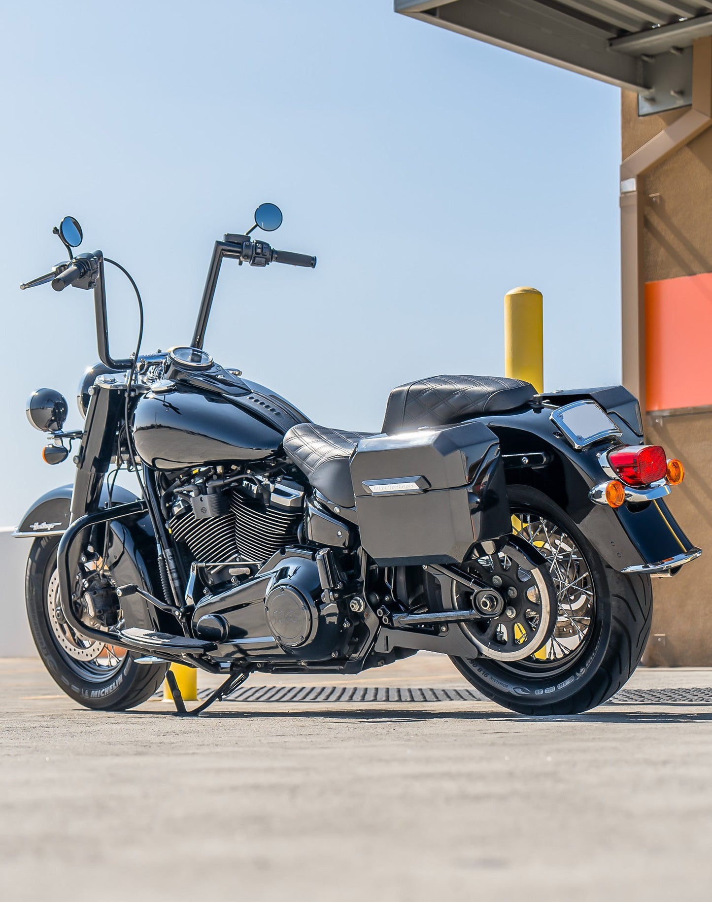 20L - Outlaw Quick-Mount Small Harley Softail Heritage FLHC/S Painted Hard Alforjas