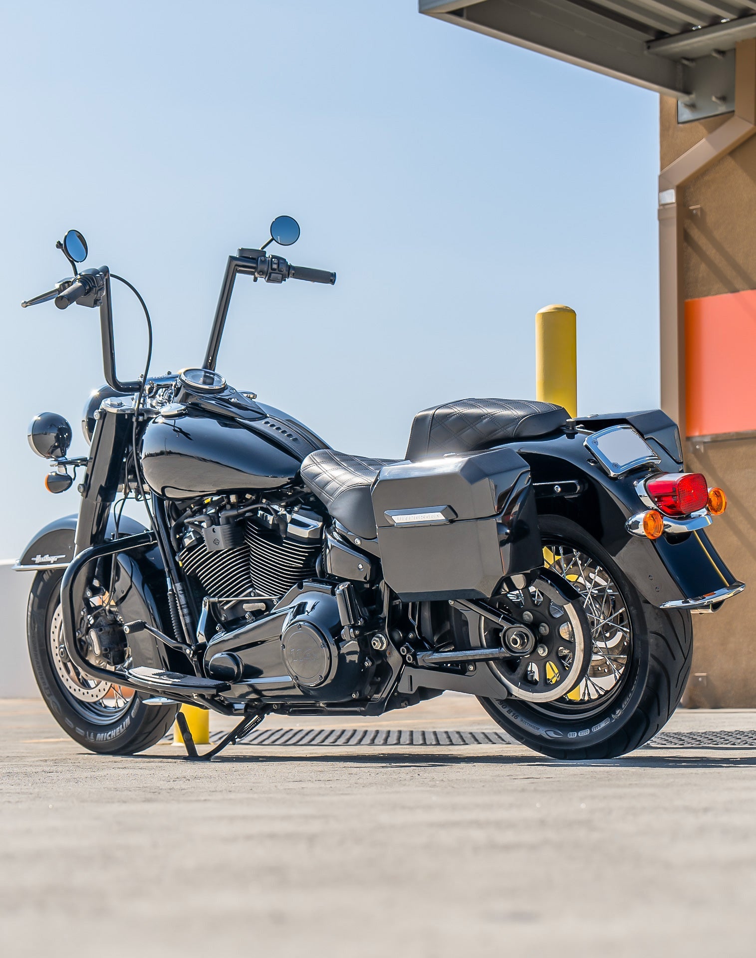 20L - Outlaw Quick-Mount Small Harley Softail Heritage FLHC/S Painted Hard Alforjas