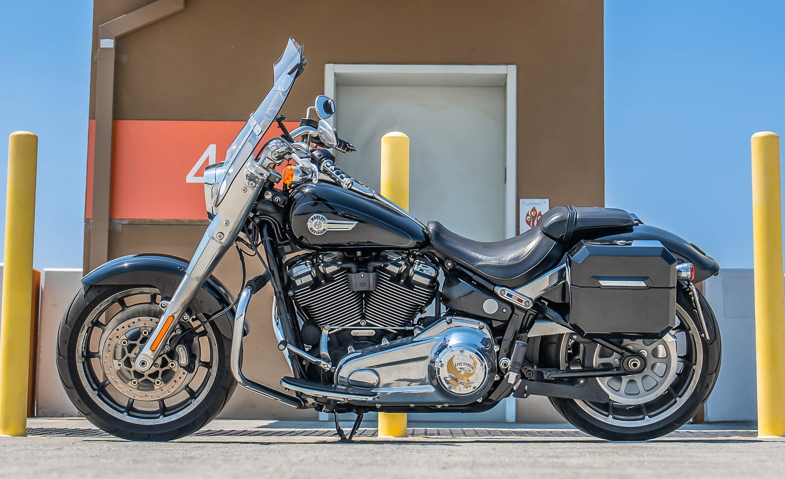 20L - Outlaw Quick-Mount Small Harley Softail Fat Boy FLFB/S Painted Hard Alforjas