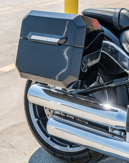 20L - Outlaw Quick-Mount Small Harley Softail Fat Boy FLFB/S Painted Hard Alforjas