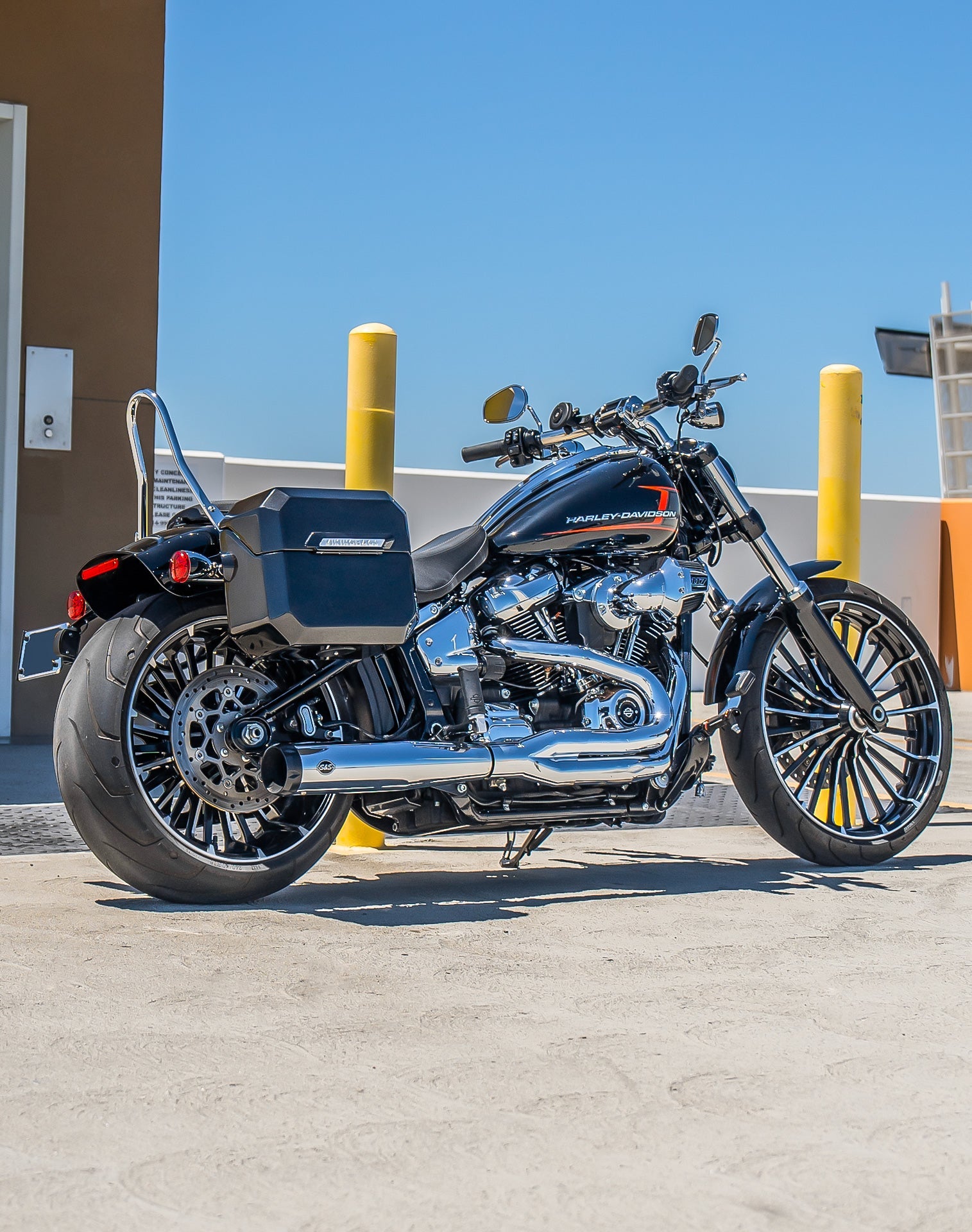 20L - Outlaw Quick-Mount Small Harley Softail Breakout FXBR/S Painted Hard Alforjas