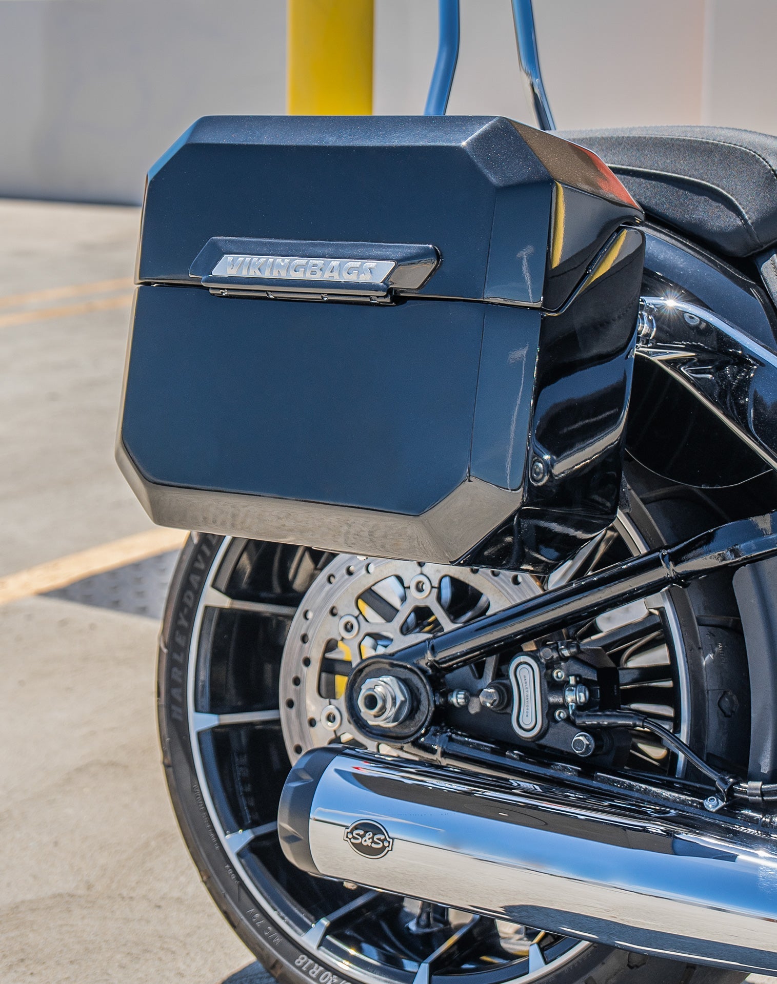 20L - Outlaw Quick-Mount Small Harley Softail Breakout FXBR/S Painted Hard Alforjas