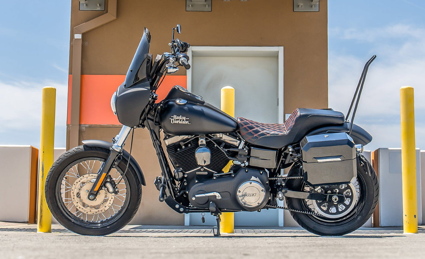 20L - Outlaw Quick-Mount Small Harley Dyna Street Bob FXDB Painted Hard Alforjas