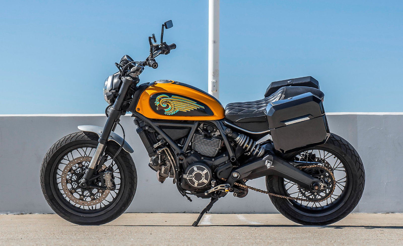 20L - Outlaw Quick-Mount Small Ducati Scrambler (2014-17) Painted Hard Alforjas