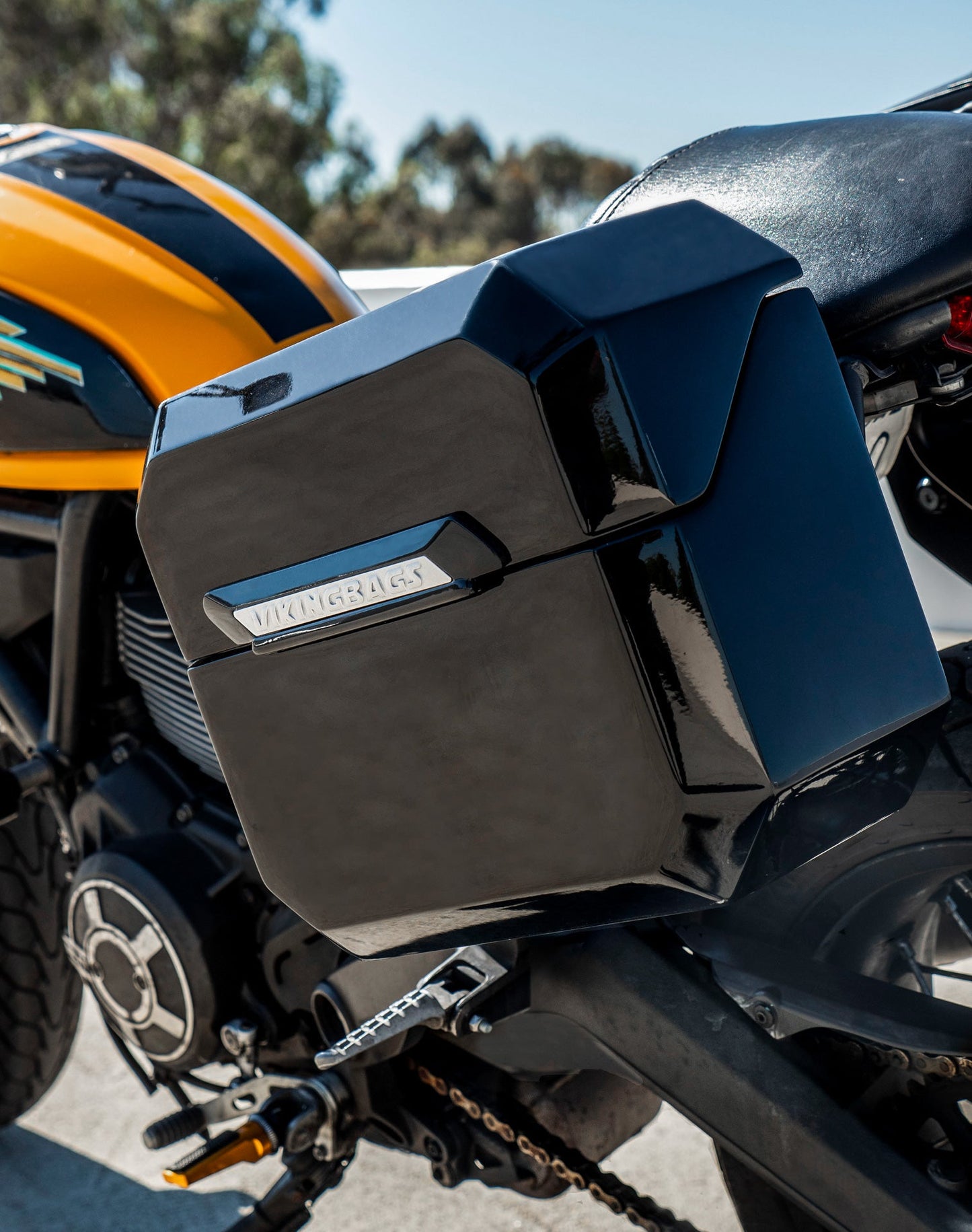 20L - Outlaw Quick-Mount Small Ducati Scrambler (2014-17) Painted Hard Alforjas