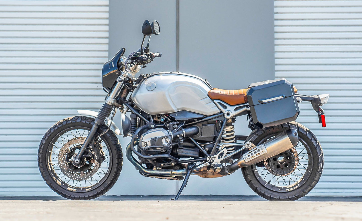 20L - Outlaw Quick-Mount Small BMW R nineT Pure/Racer/GS Painted Hard Alforjas