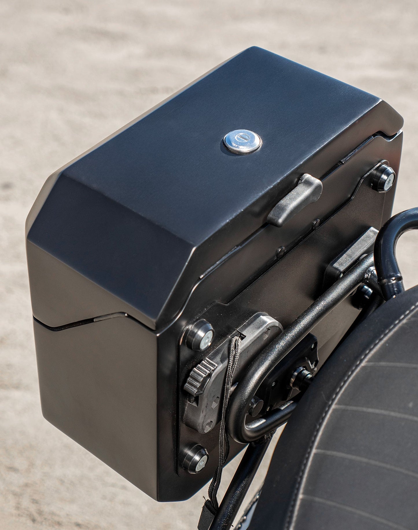 20L - Outlaw Quick-Mount Small Royal Enfield Scram 411 Matte Hard Alforjas