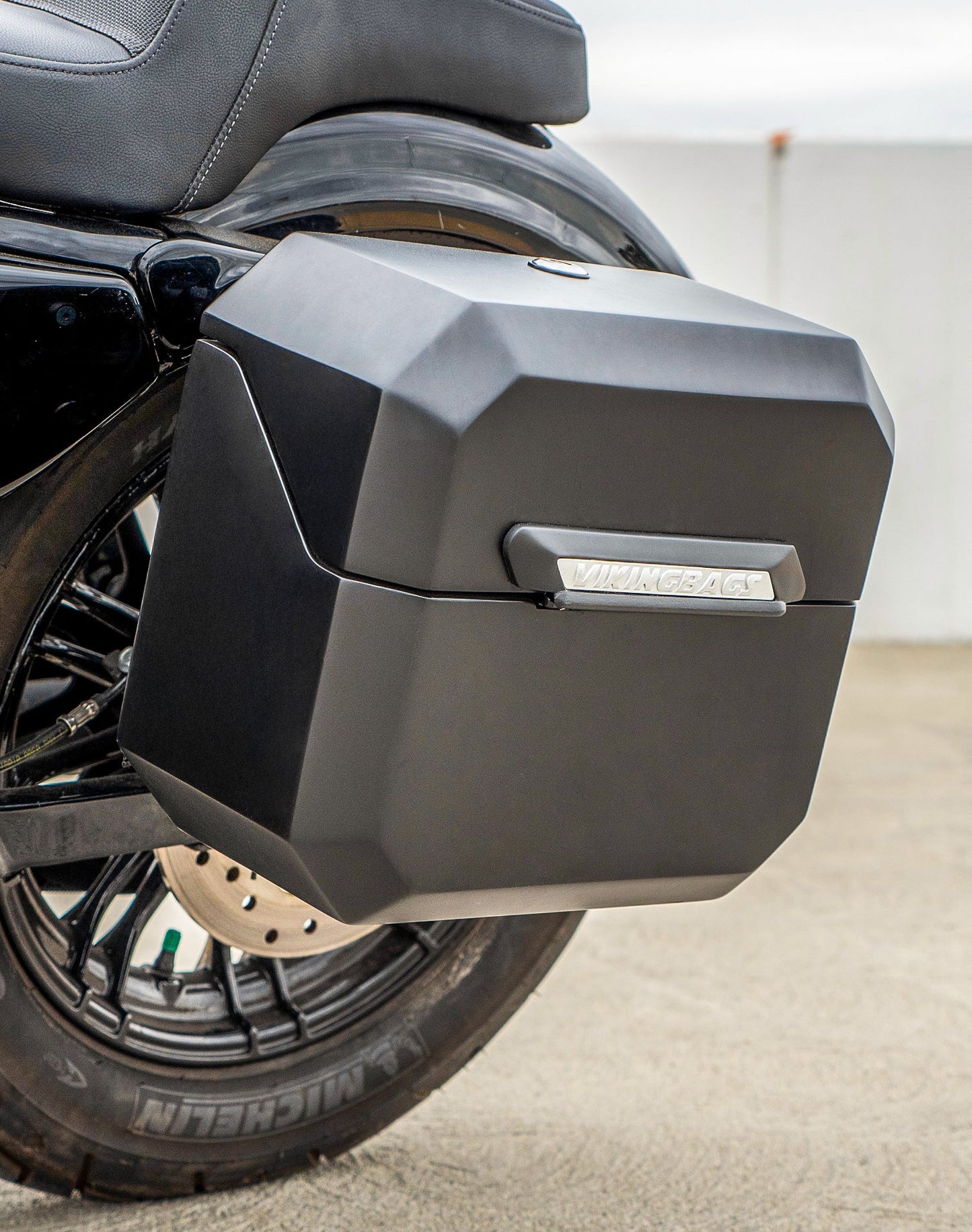 20L - Outlaw Quick-Mount Small Harley Sportster Forty Eight 48 XL1200X Matte Hard Alforjas