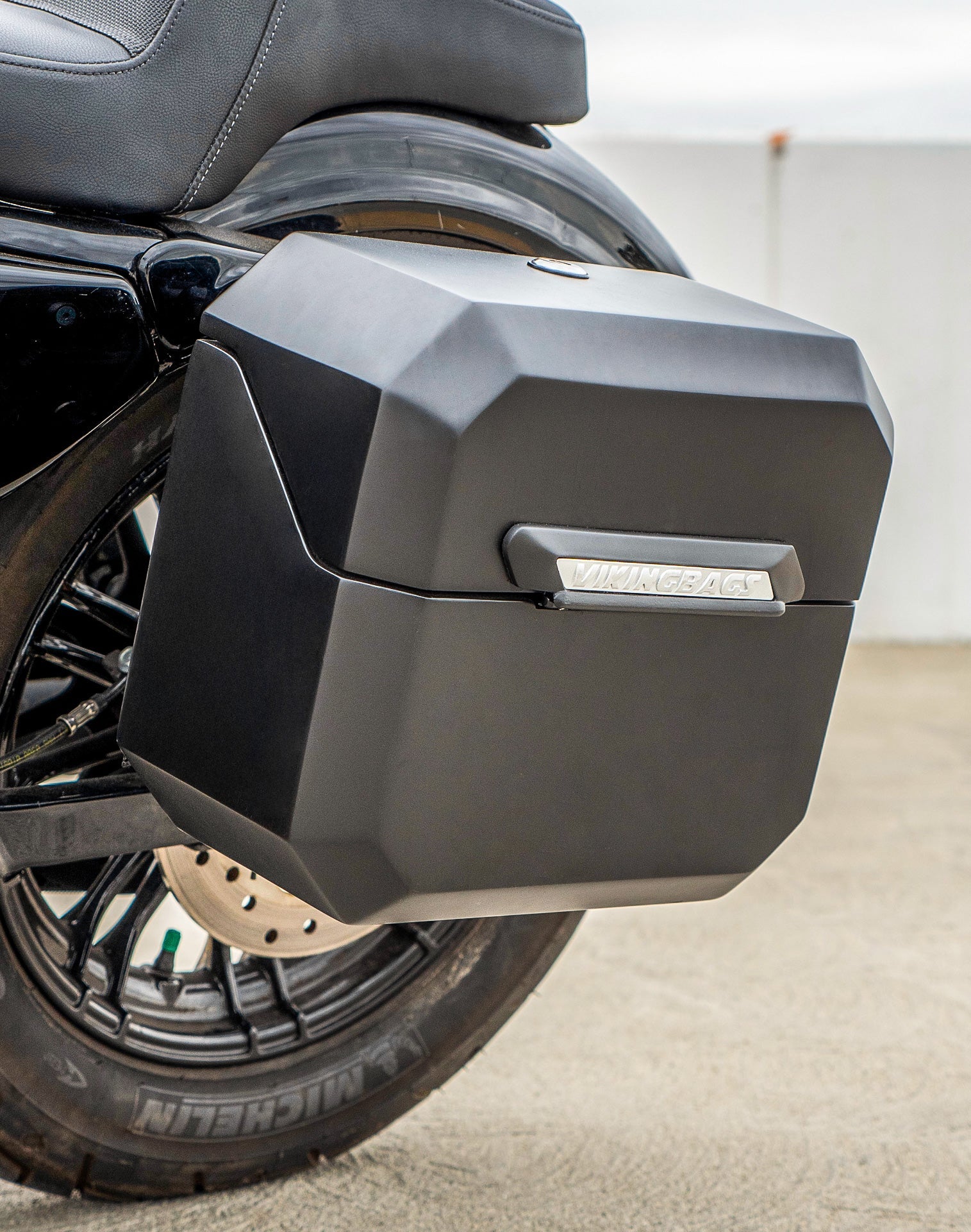 20L - Outlaw Quick-Mount Small Harley Sportster Forty Eight 48 XL1200X Matte Hard Alforjas