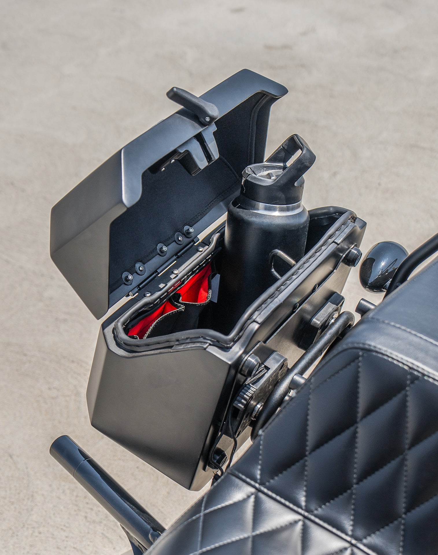 20L - Outlaw Quick-Mount Small Harley Softail Street Bob Matte Hard Alforjas