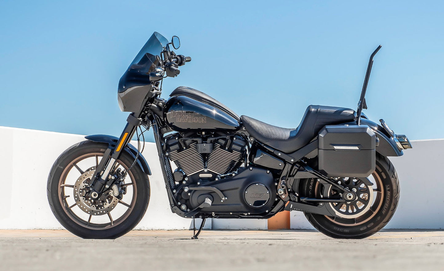 20L - Outlaw Quick-Mount Small Harley Softail Low Rider S FXLRS Matte Hard Alforjas