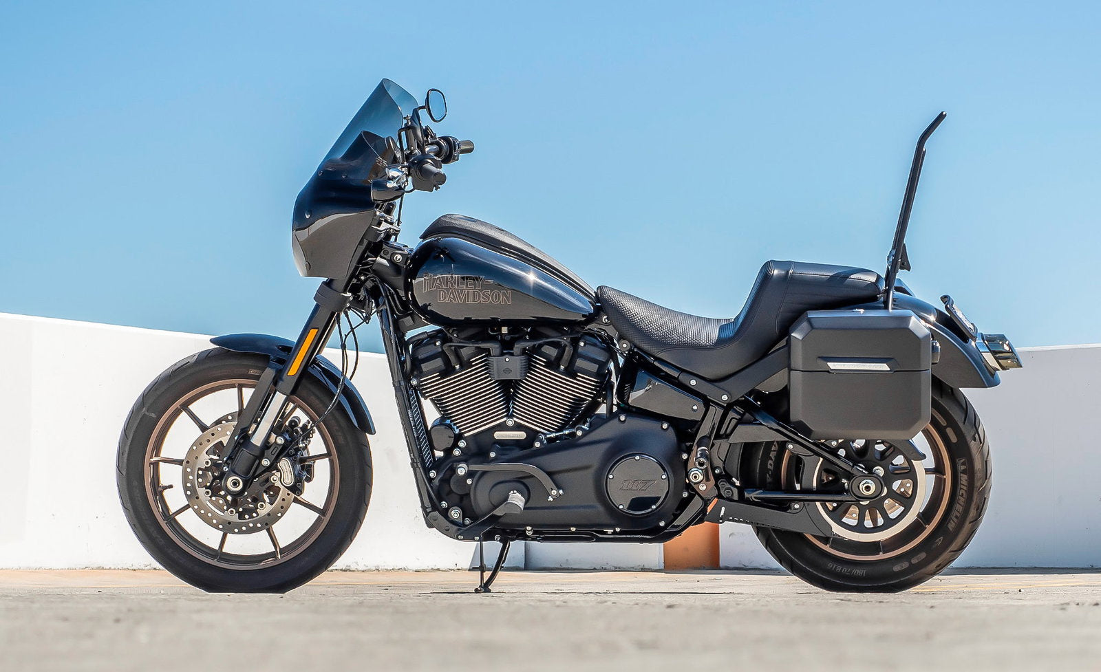 20L - Outlaw Quick-Mount Small Harley Softail Low Rider S FXLRS Matte Hard Alforjas