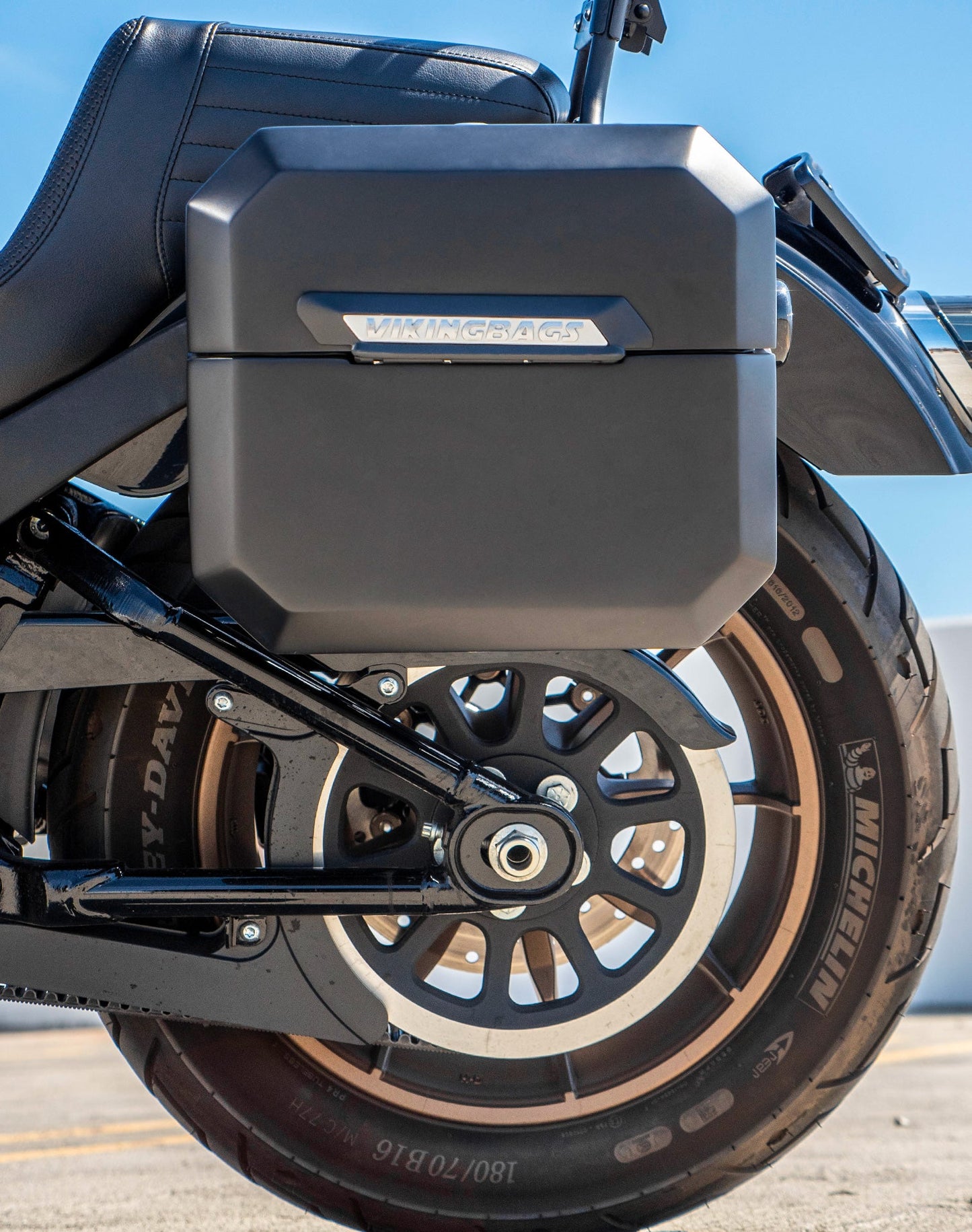 20L - Outlaw Quick-Mount Small Harley Softail Low Rider S FXLRS Matte Hard Alforjas