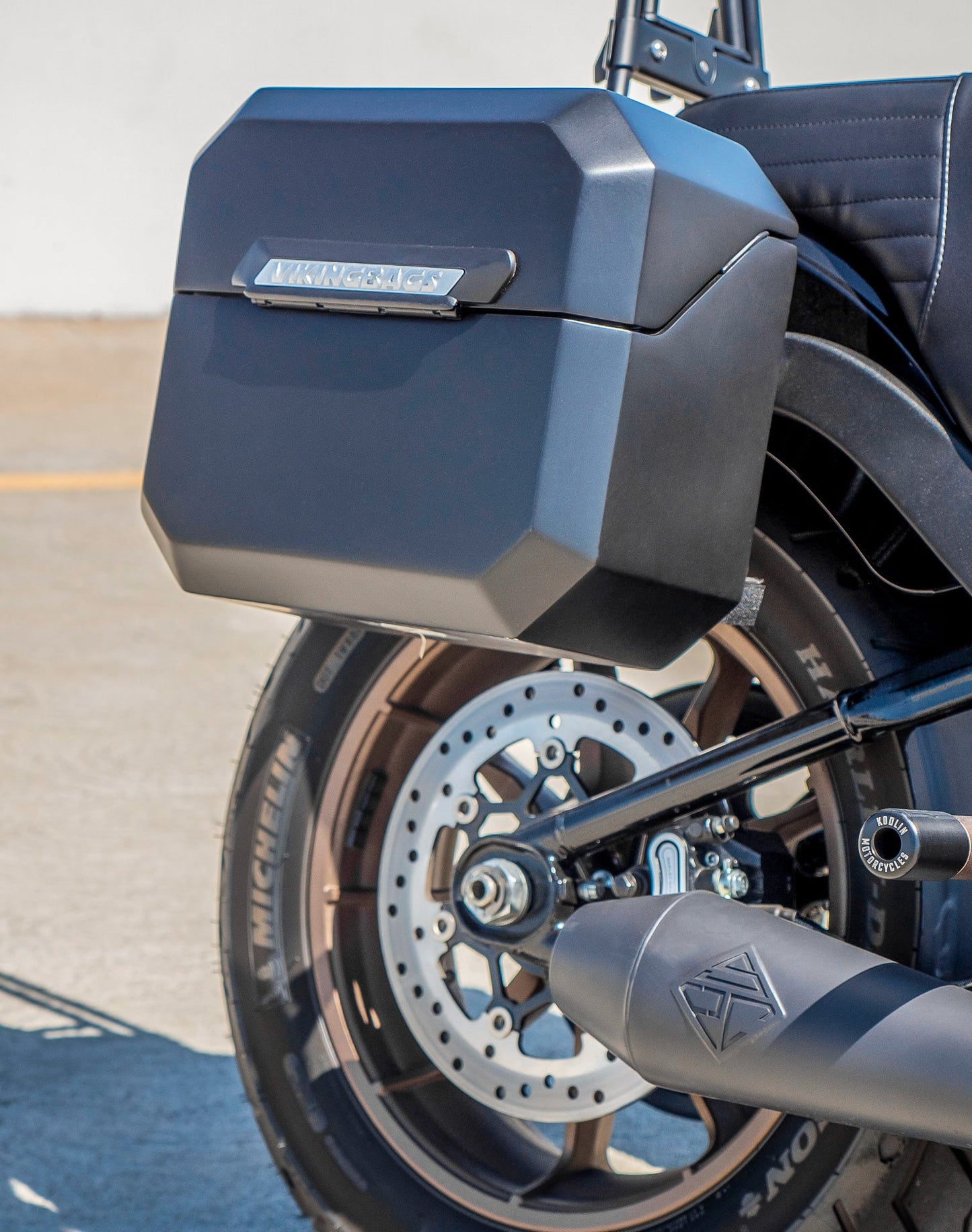 20L - Outlaw Quick-Mount Small Harley Softail Low Rider S FXLRS Matte Hard Alforjas