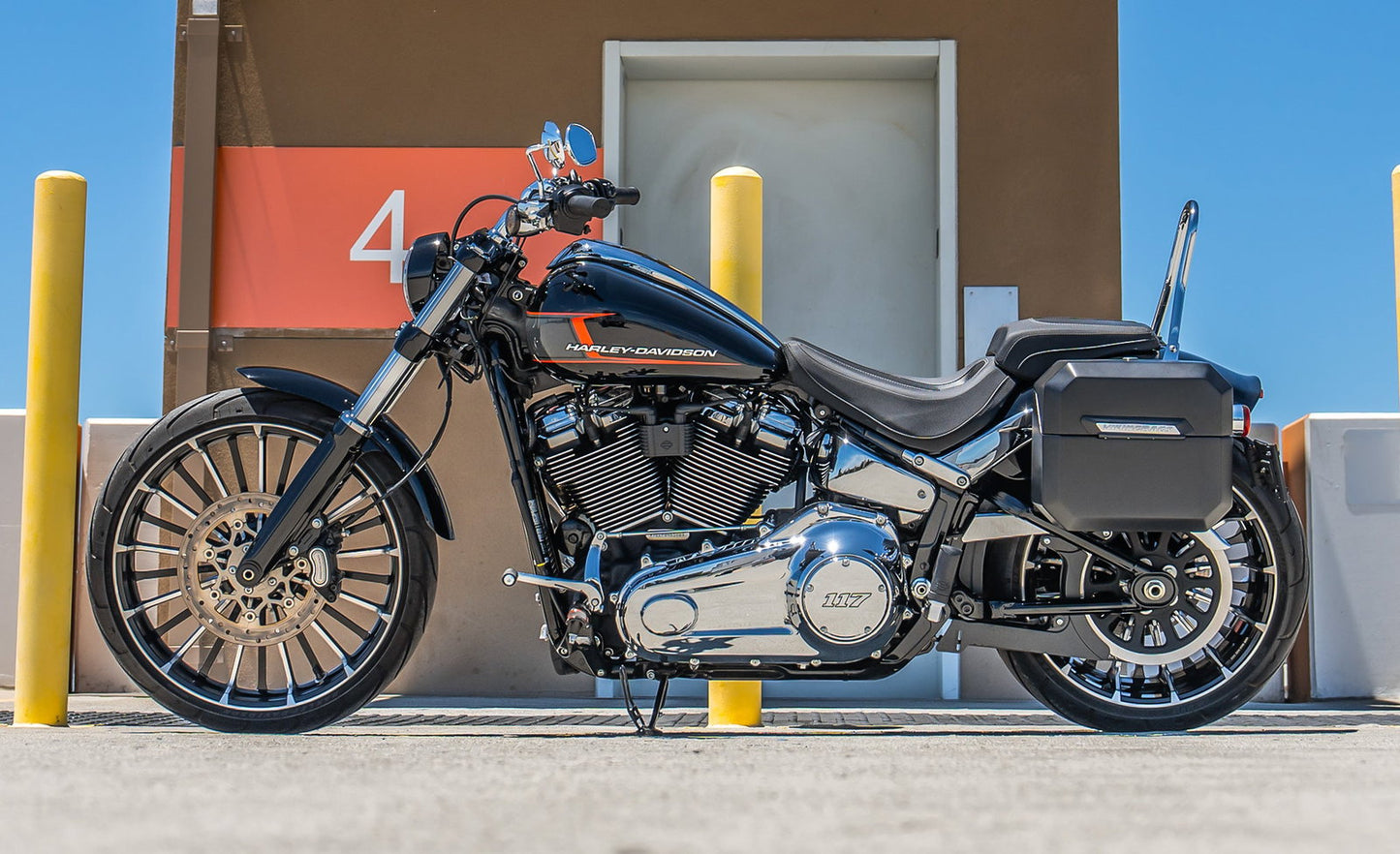 20L - Outlaw Quick-Mount Small Harley Softail Breakout FXBR/S Matte Hard Alforjas
