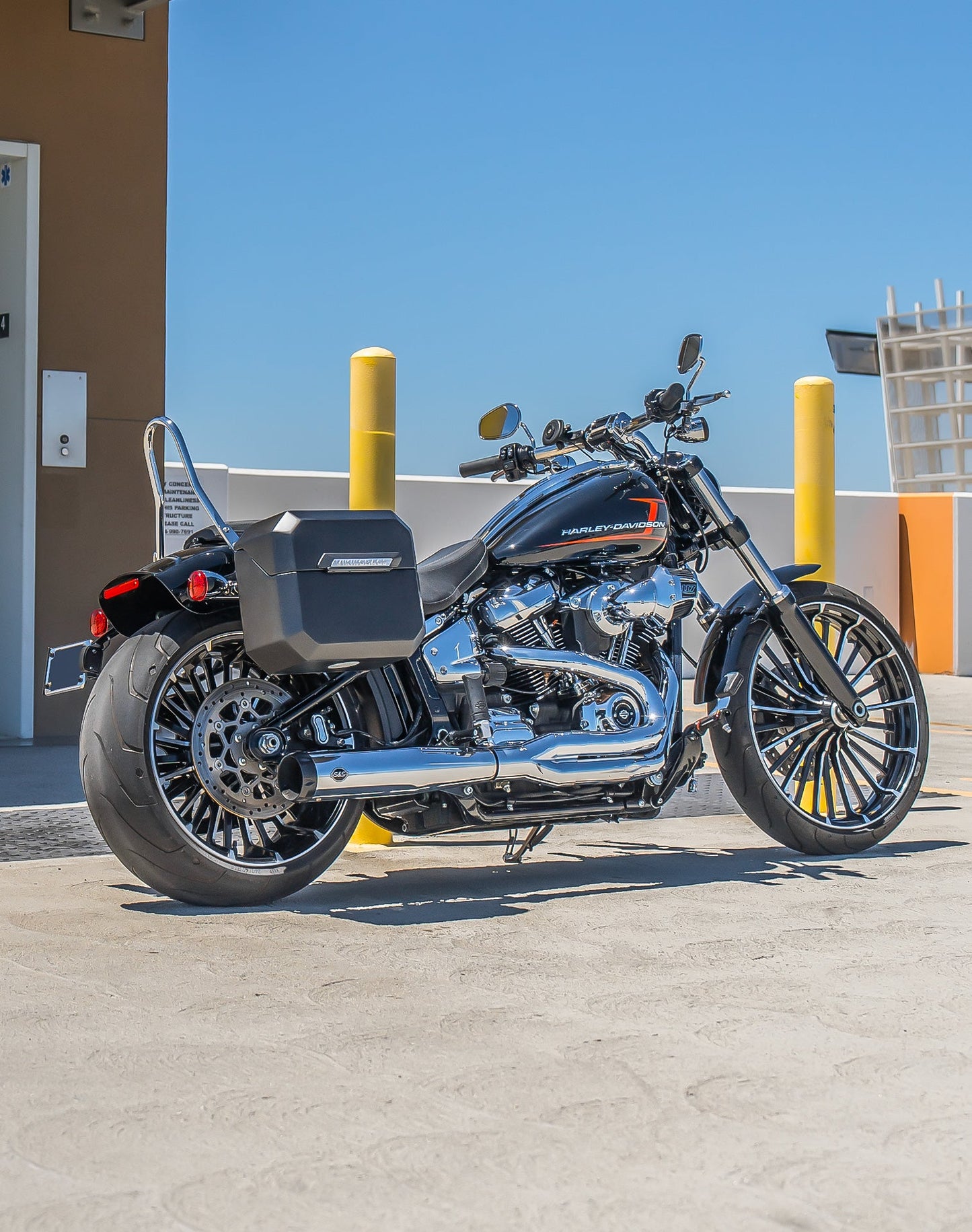 20L - Outlaw Quick-Mount Small Harley Softail Breakout FXBR/S Matte Hard Alforjas