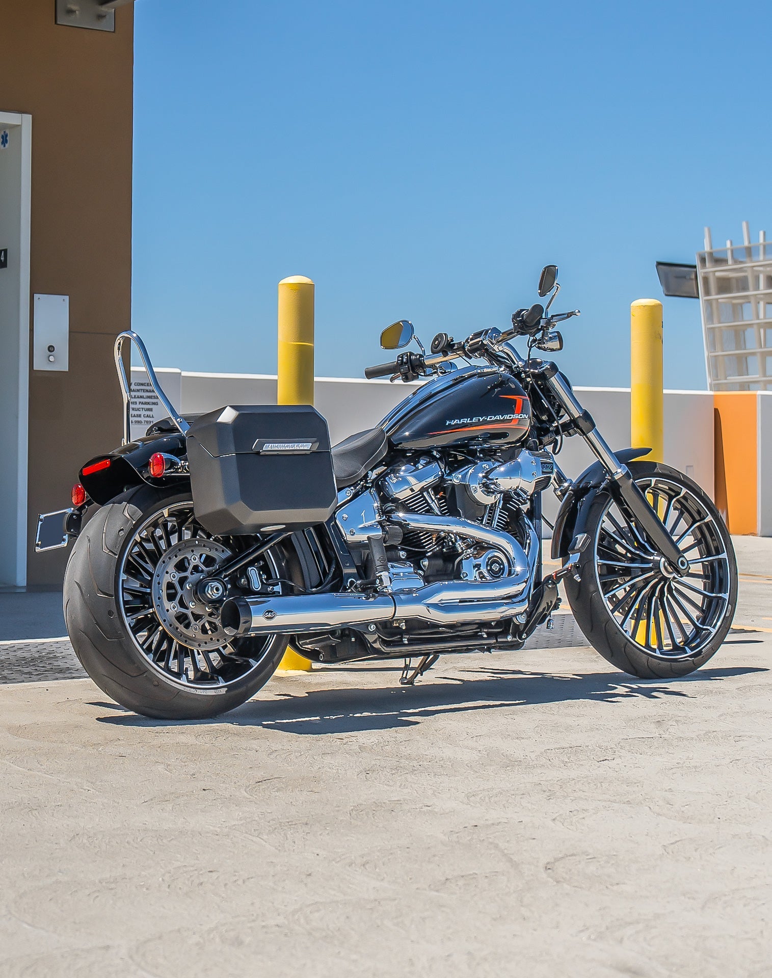 20L - Outlaw Quick-Mount Small Harley Softail Breakout FXBR/S Matte Hard Alforjas