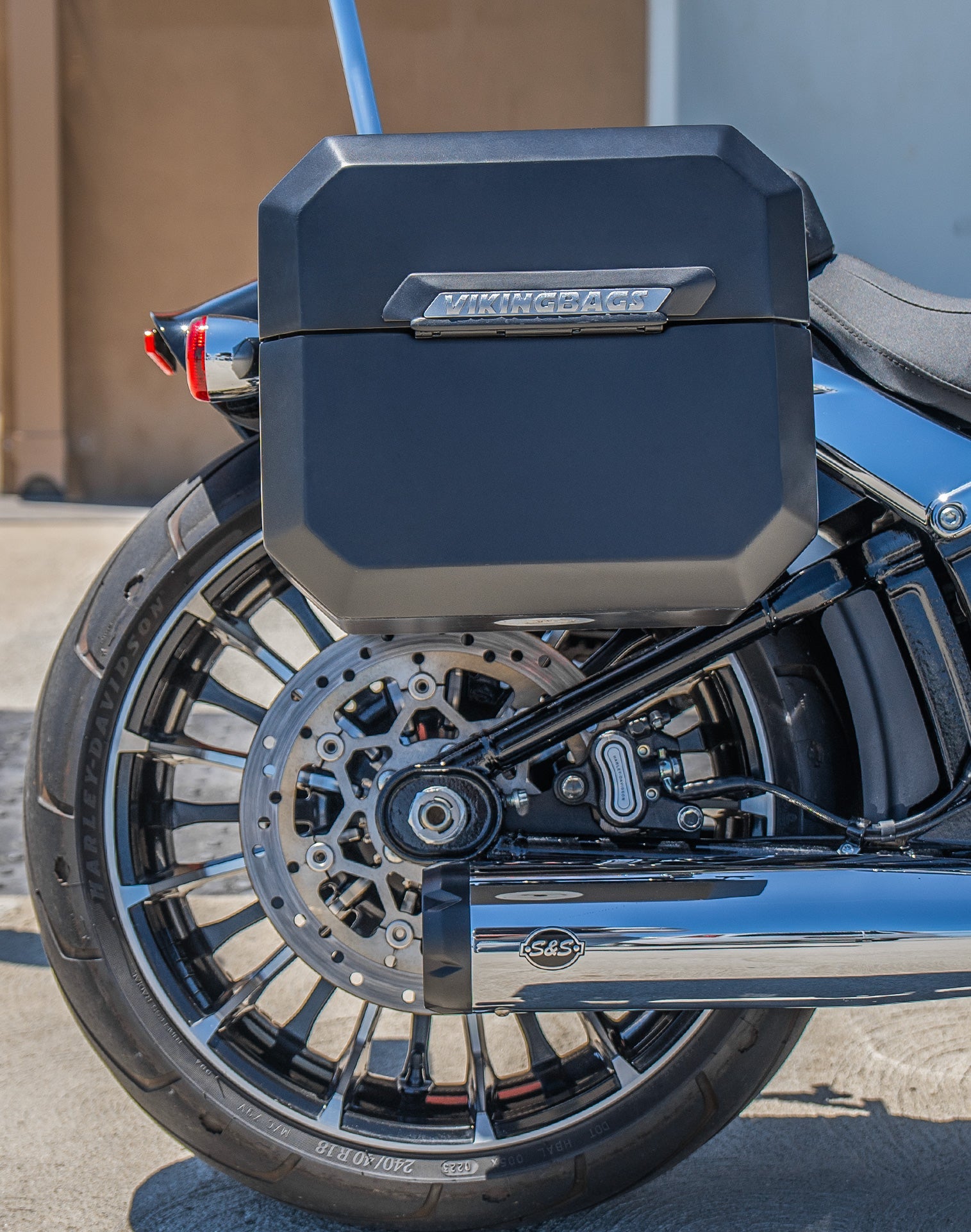 20L - Outlaw Quick-Mount Small Harley Softail Breakout FXBR/S Matte Hard Alforjas