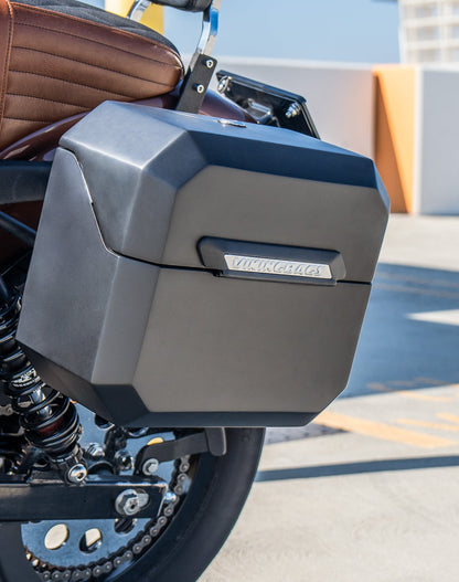 20L - Outlaw Quick-Mount Small Harley Dyna Super Glide Custom FXDC/I Matte Hard Alforjas