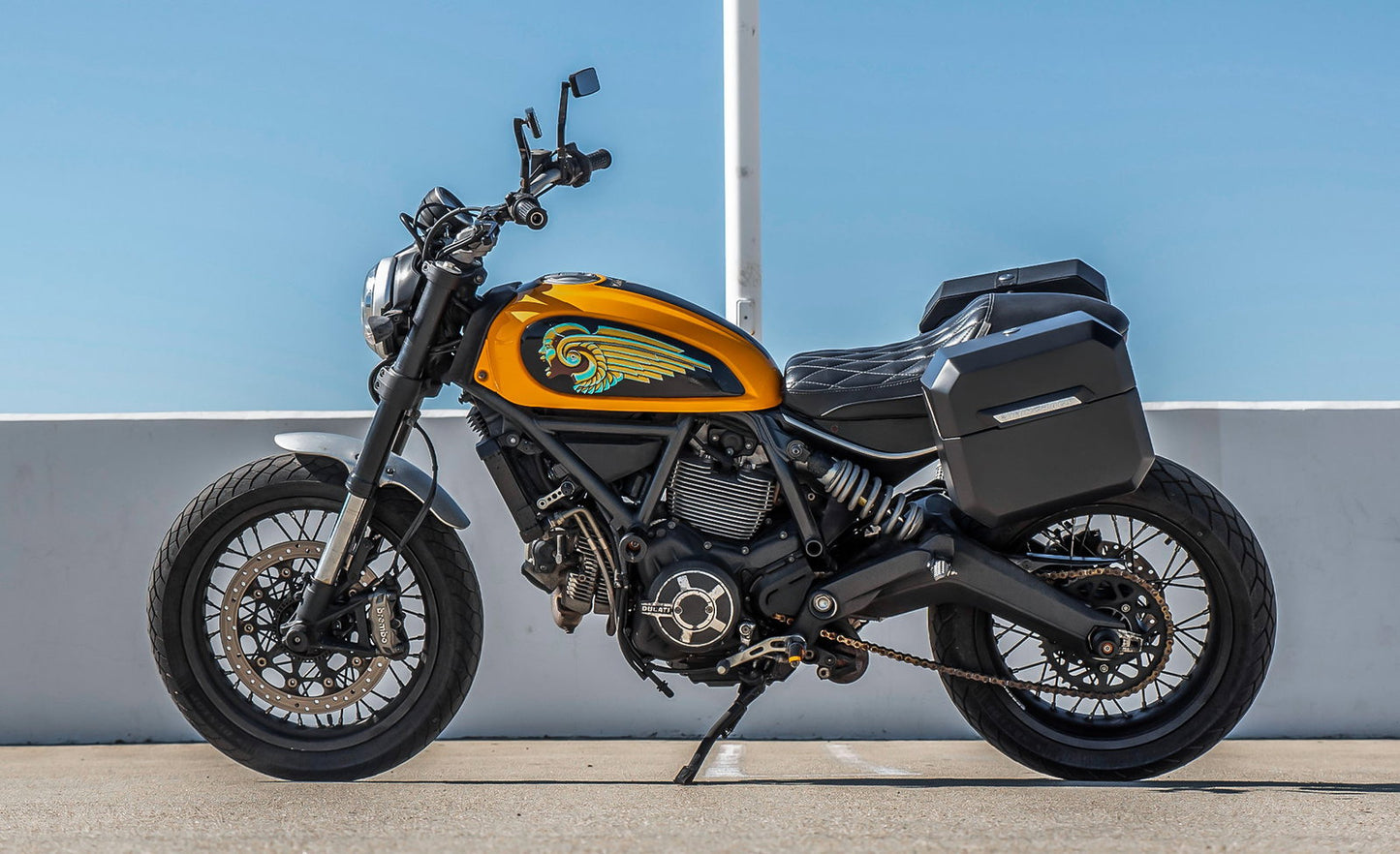 20L - Outlaw Quick-Mount Small Ducati Scrambler (2014-17) Matte Hard Alforjas