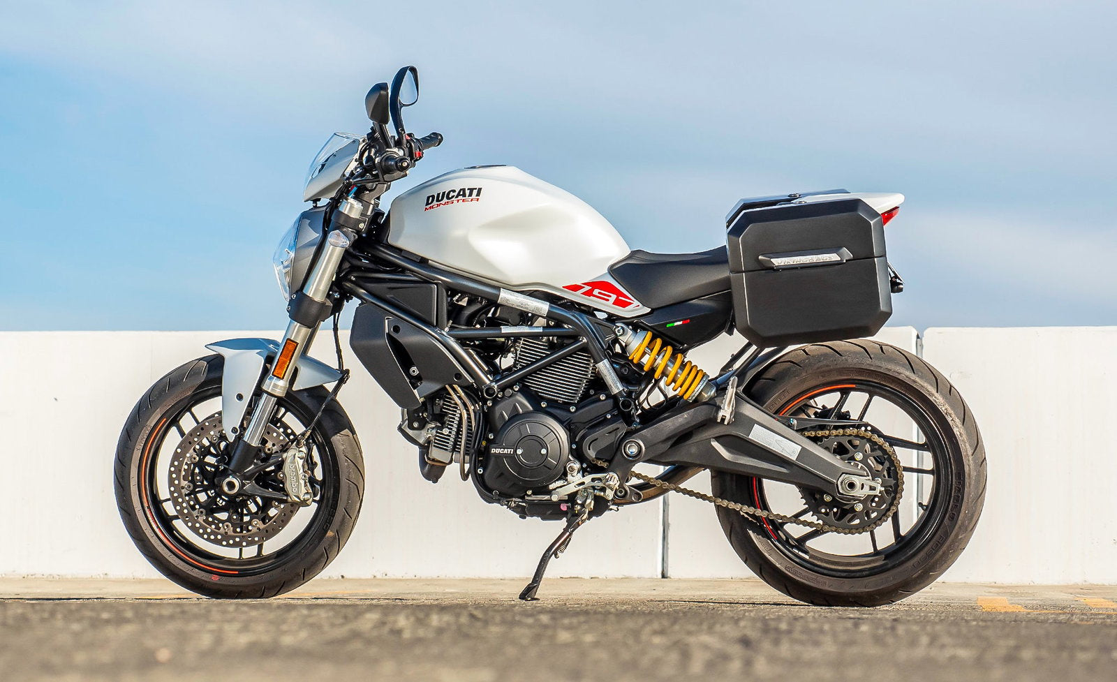20L - Outlaw Quick-Mount Small Ducati Monster 797 Matte Hard Alforjas