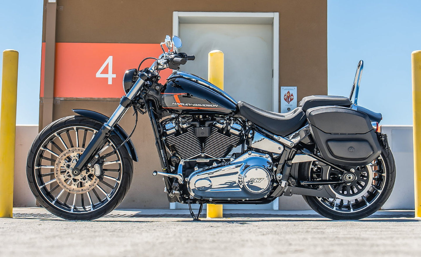 24L - Ironclad Quick-Mount Medium Harley Softail Breakout FXBR/S Leather Wrapped Hard Alforjas