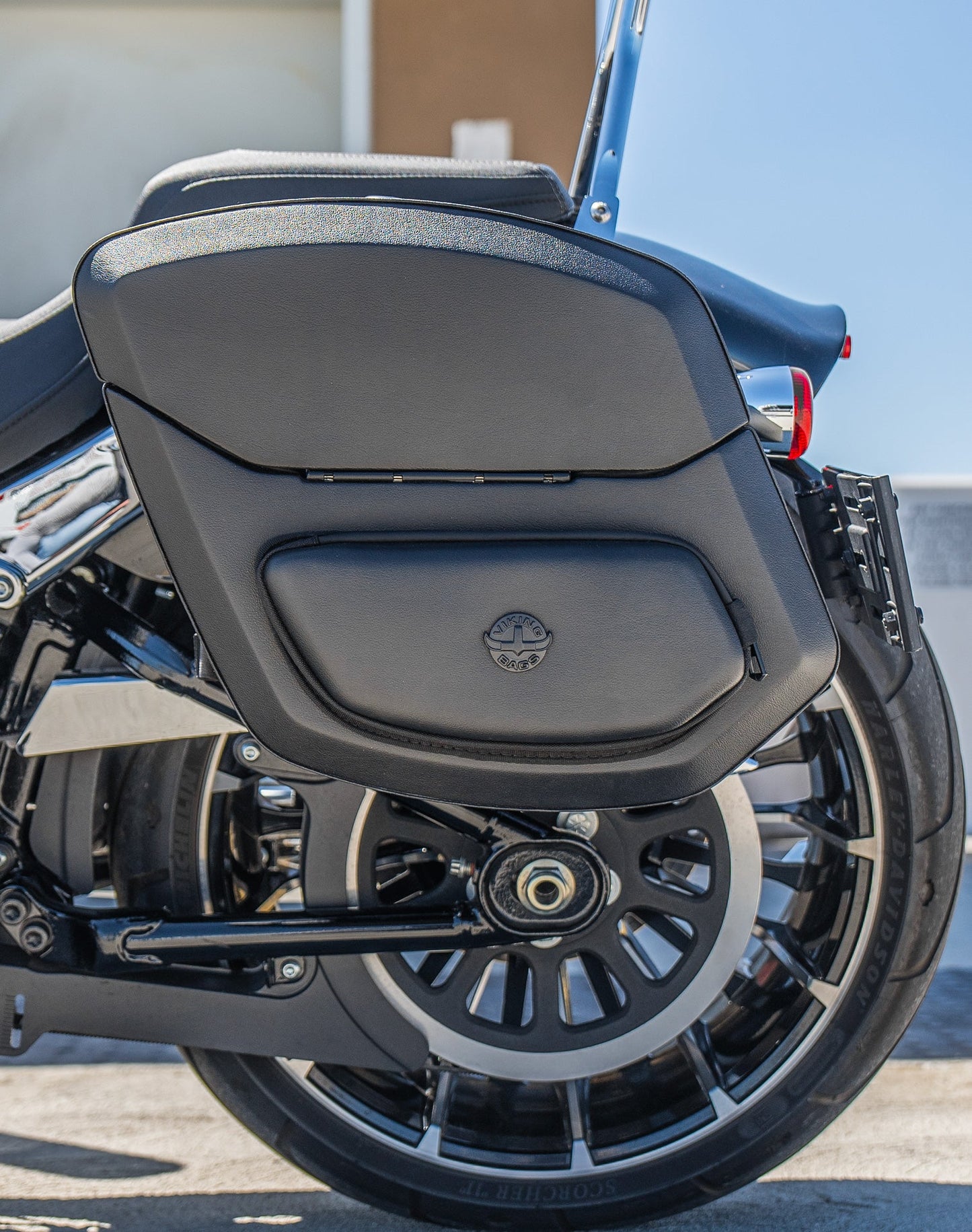 24L - Ironclad Quick-Mount Medium Harley Softail Breakout FXBR/S Leather Wrapped Hard Alforjas