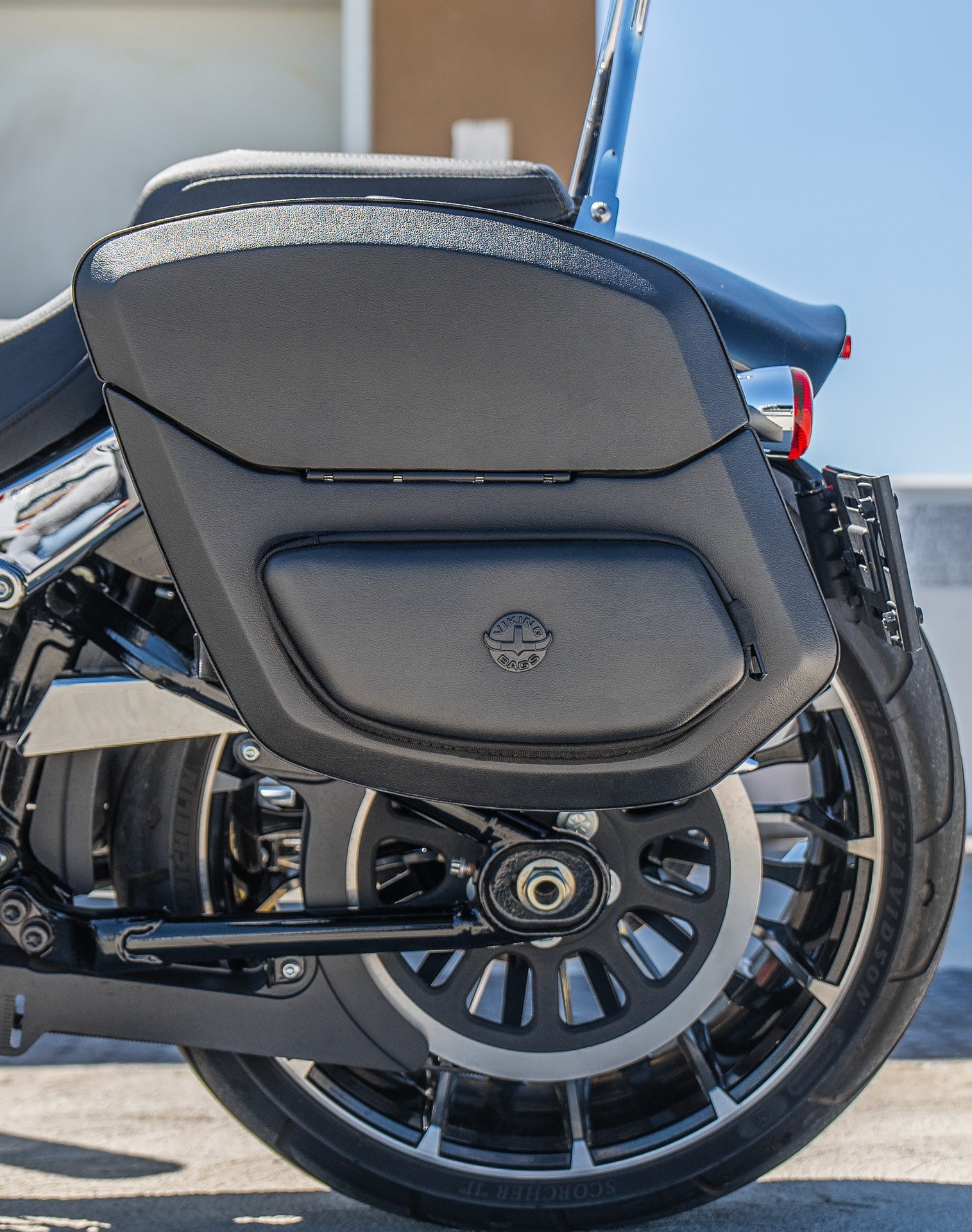 24L - Ironclad Quick-Mount Medium Harley Softail Breakout FXBR/S Leather Wrapped Hard Alforjas