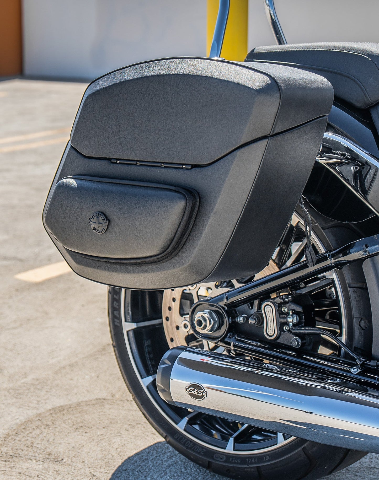 24L - Ironclad Quick-Mount Medium Harley Softail Breakout FXBR/S Leather Wrapped Hard Alforjas