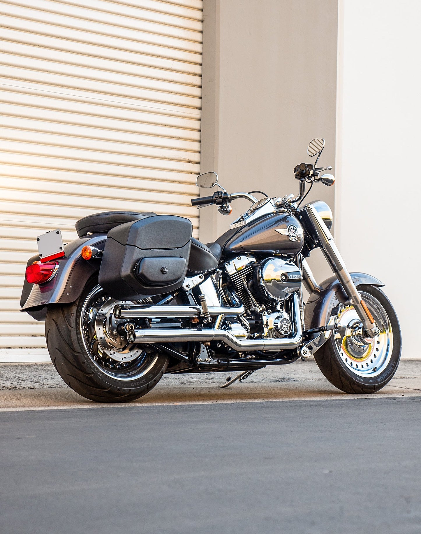 24L - Ironclad Quick-Mount Medium Leather Wrapped Hard Alforjas para Harley Softail Fat Boy FLSTF/I