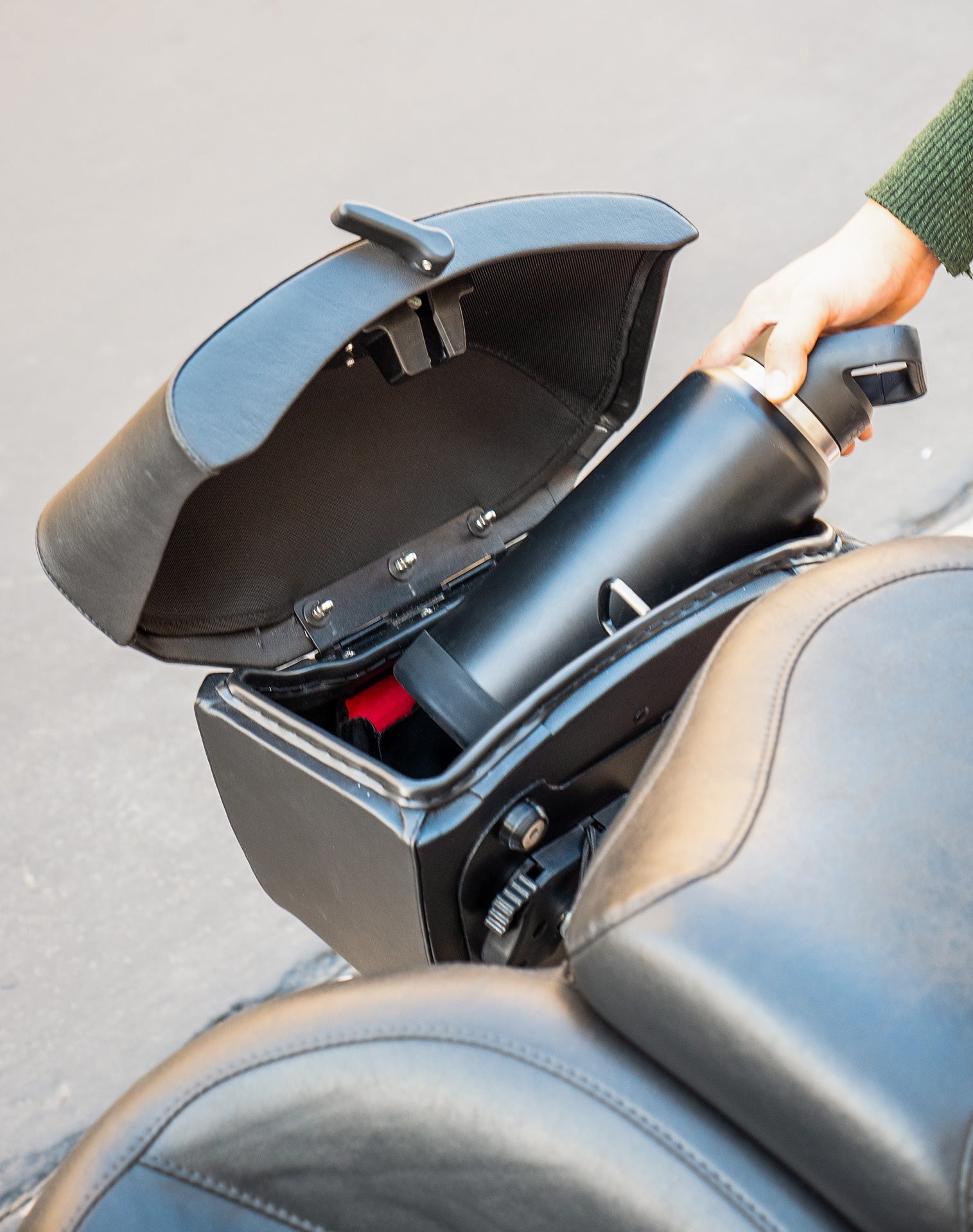 24L - Ironclad Quick-Mount Medium Leather Wrapped Hard Alforjas para Harley Softail Fat Boy FLSTF/I