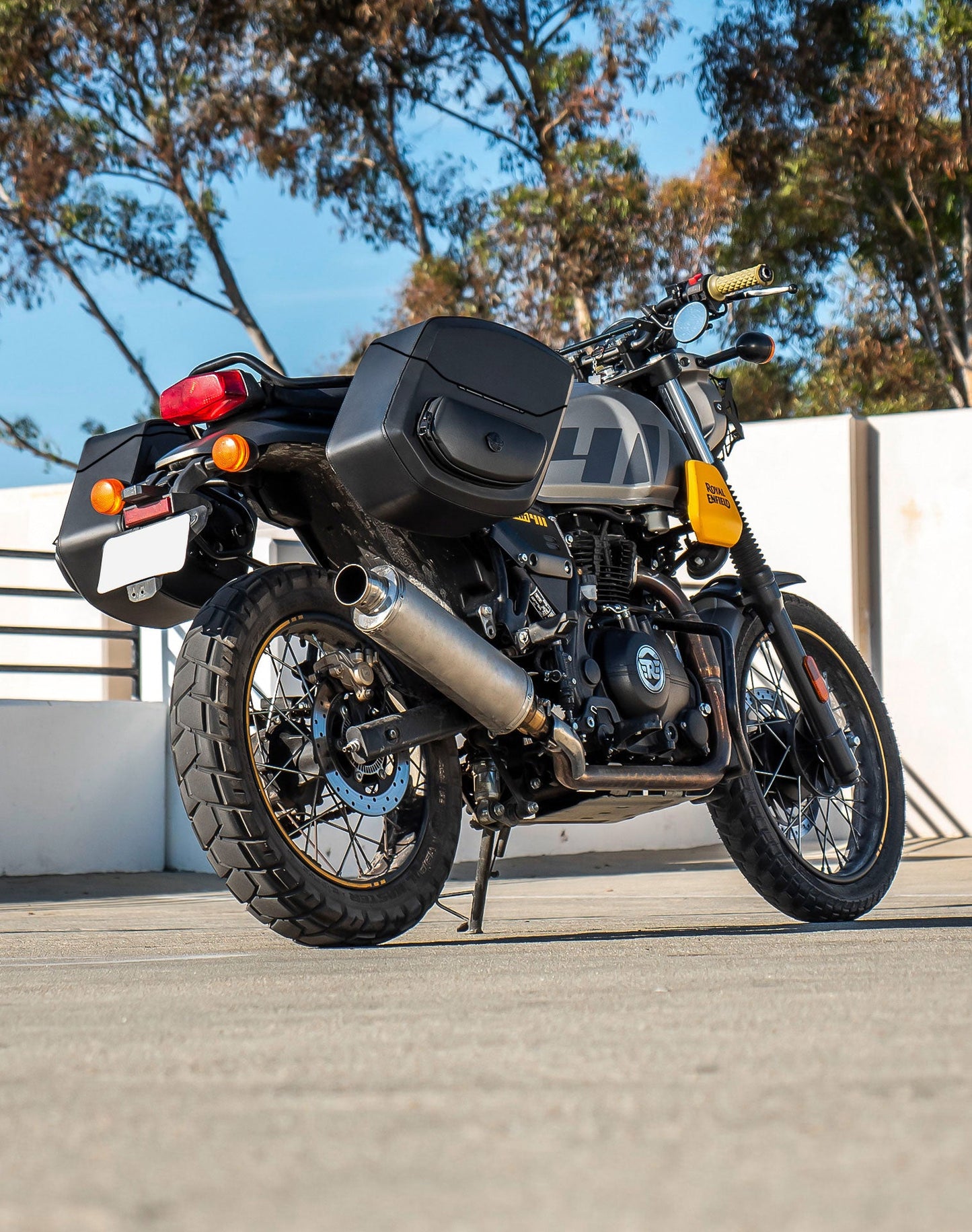 24L - Ironclad Quick-Mount Medium Royal Enfield Scram 411 Leather Wrapped Hard Alforjas