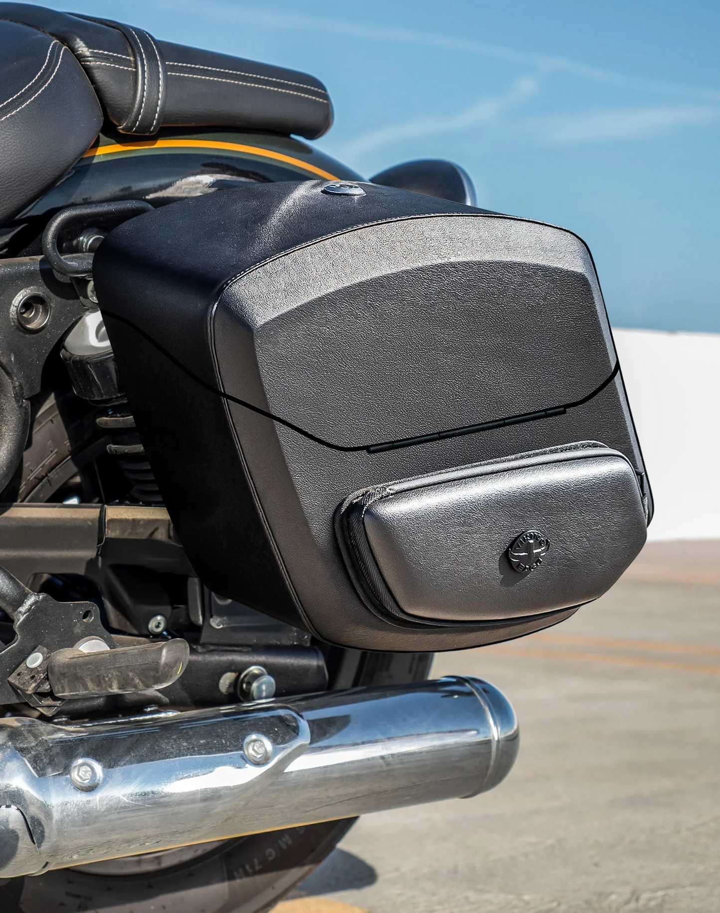24L - Ironclad Quick-Mount Medium Royal Enfield Super Meteor 650 Leather Wrapped Hard Alforjas