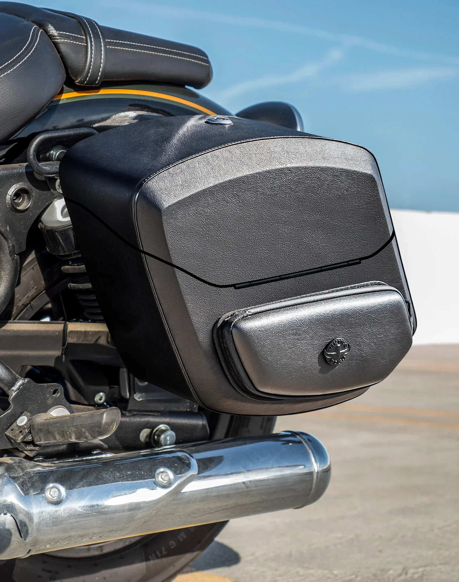 24L - Ironclad Quick-Mount Medium Royal Enfield Super Meteor 650 Leather Wrapped Hard Alforjas