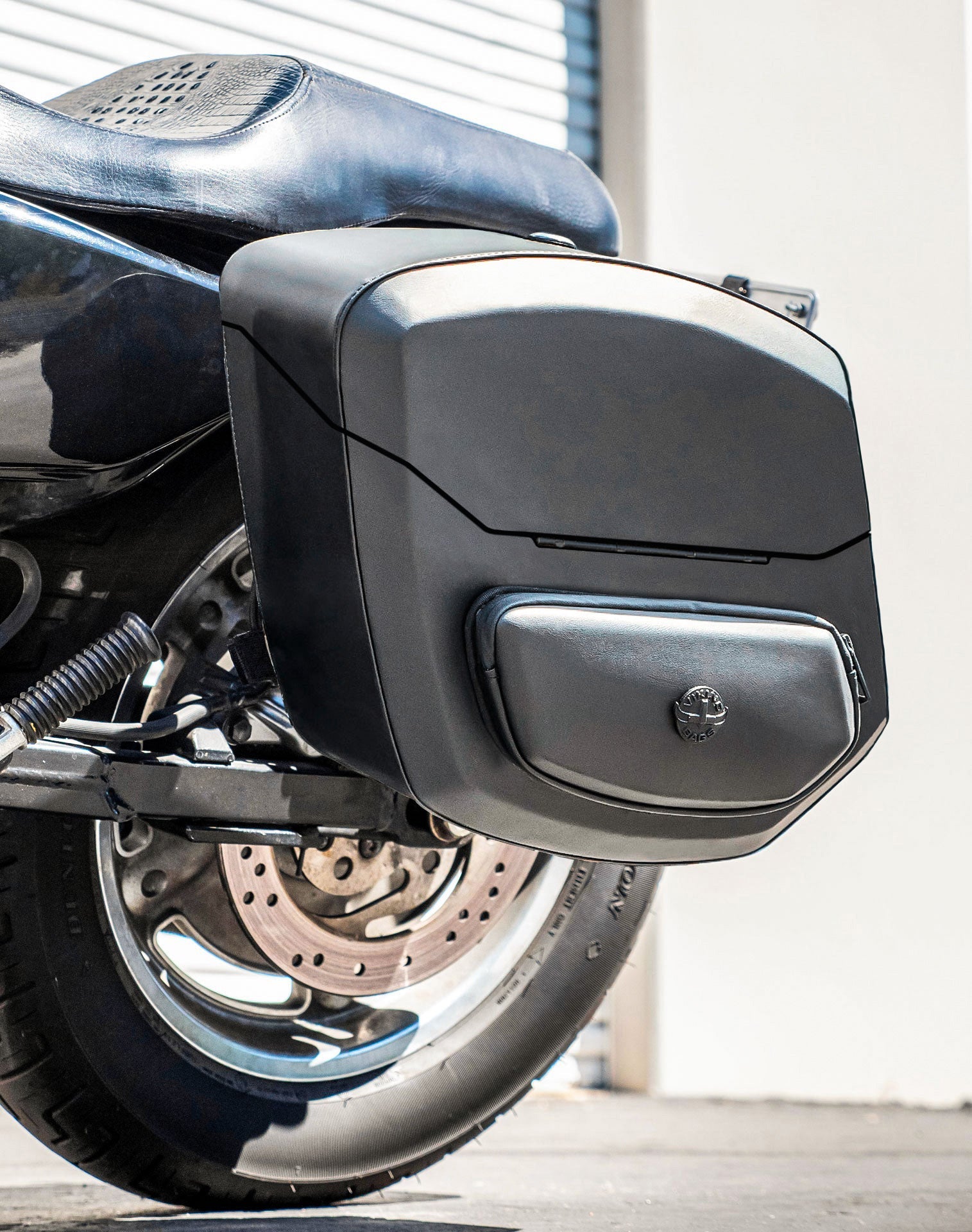 24L - Ironclad Quick-Mount Medium Harley Sportster 1200 Custom XL1200C Leather Wrapped Hard Alforjas