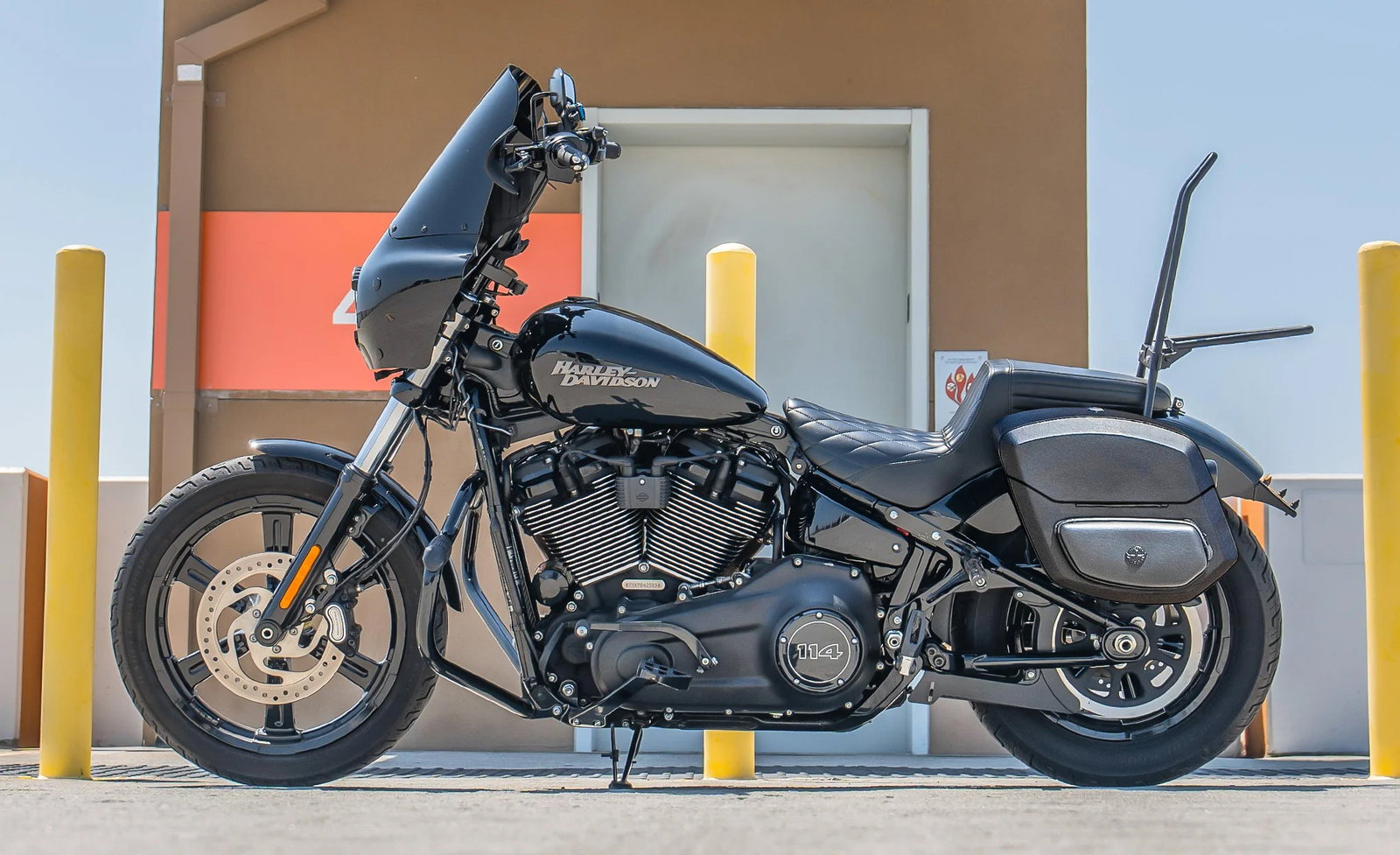 24L - Ironclad Quick-Mount Medium Harley Softail Street Bob Leather Wrapped Hard Alforjas