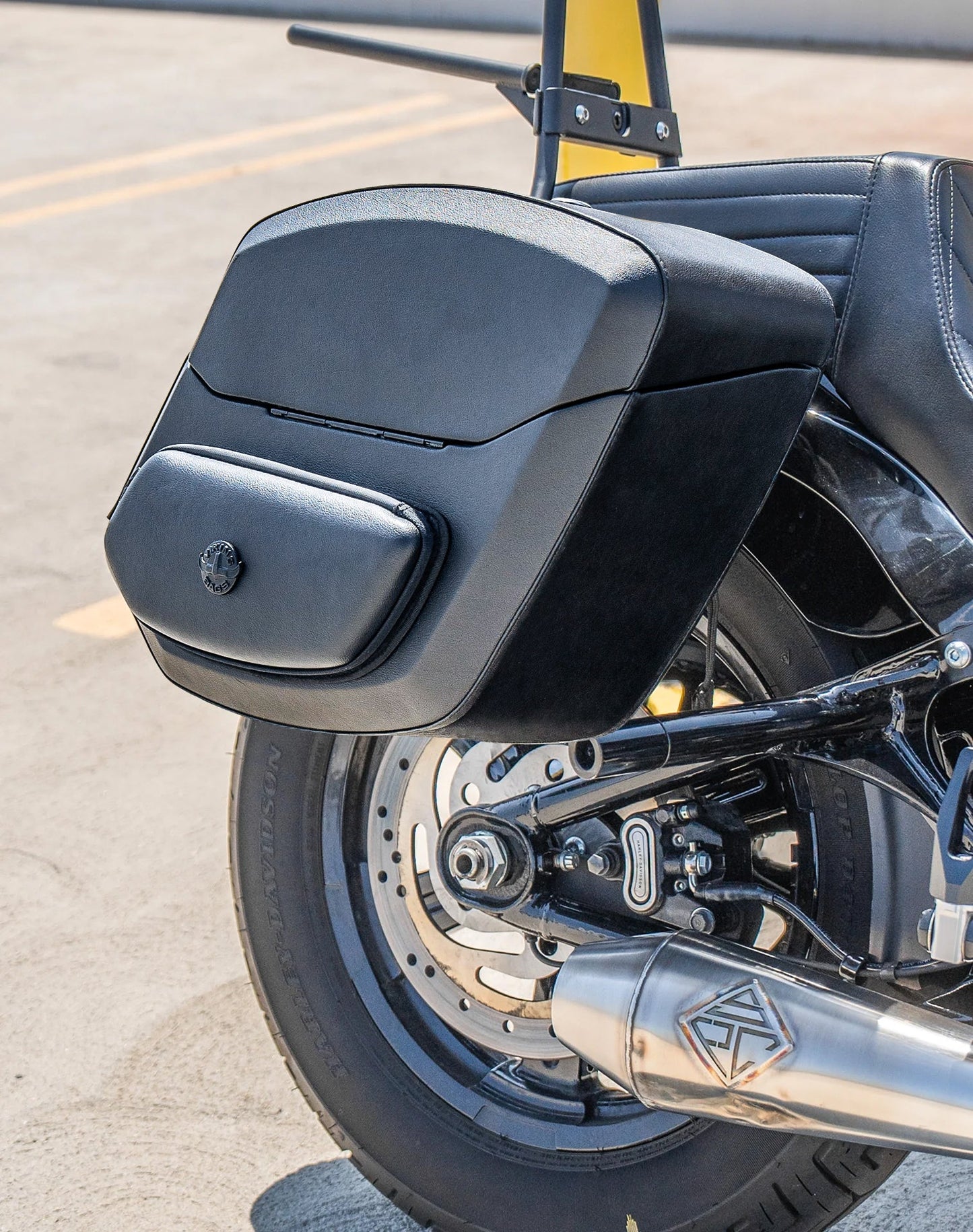 24L - Ironclad Quick-Mount Medium Harley Softail Street Bob Leather Wrapped Hard Alforjas