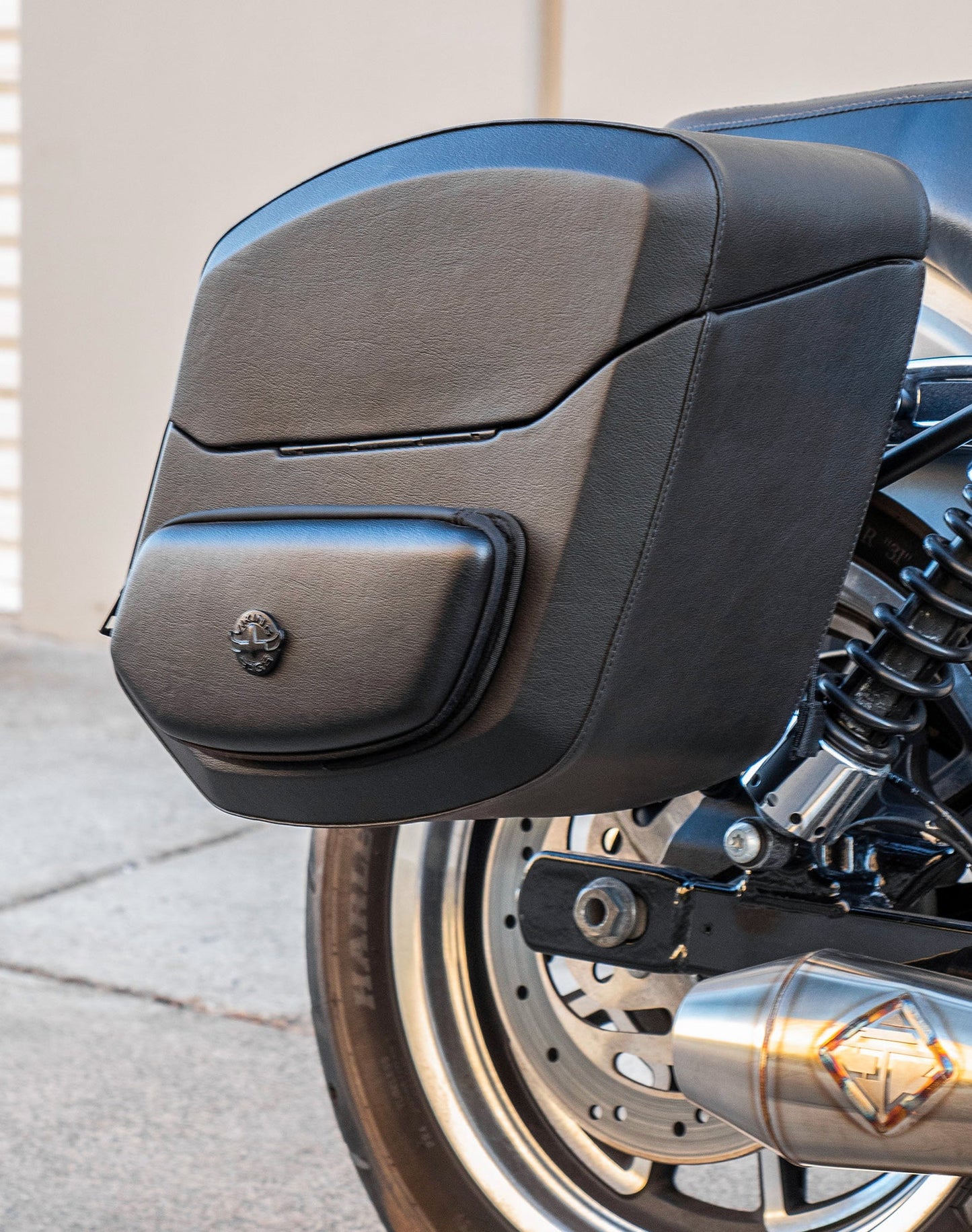 24L - Ironclad Quick-Mount Medium Harley Dyna Low Rider FXDL Leather Wrapped Hard Alforjas