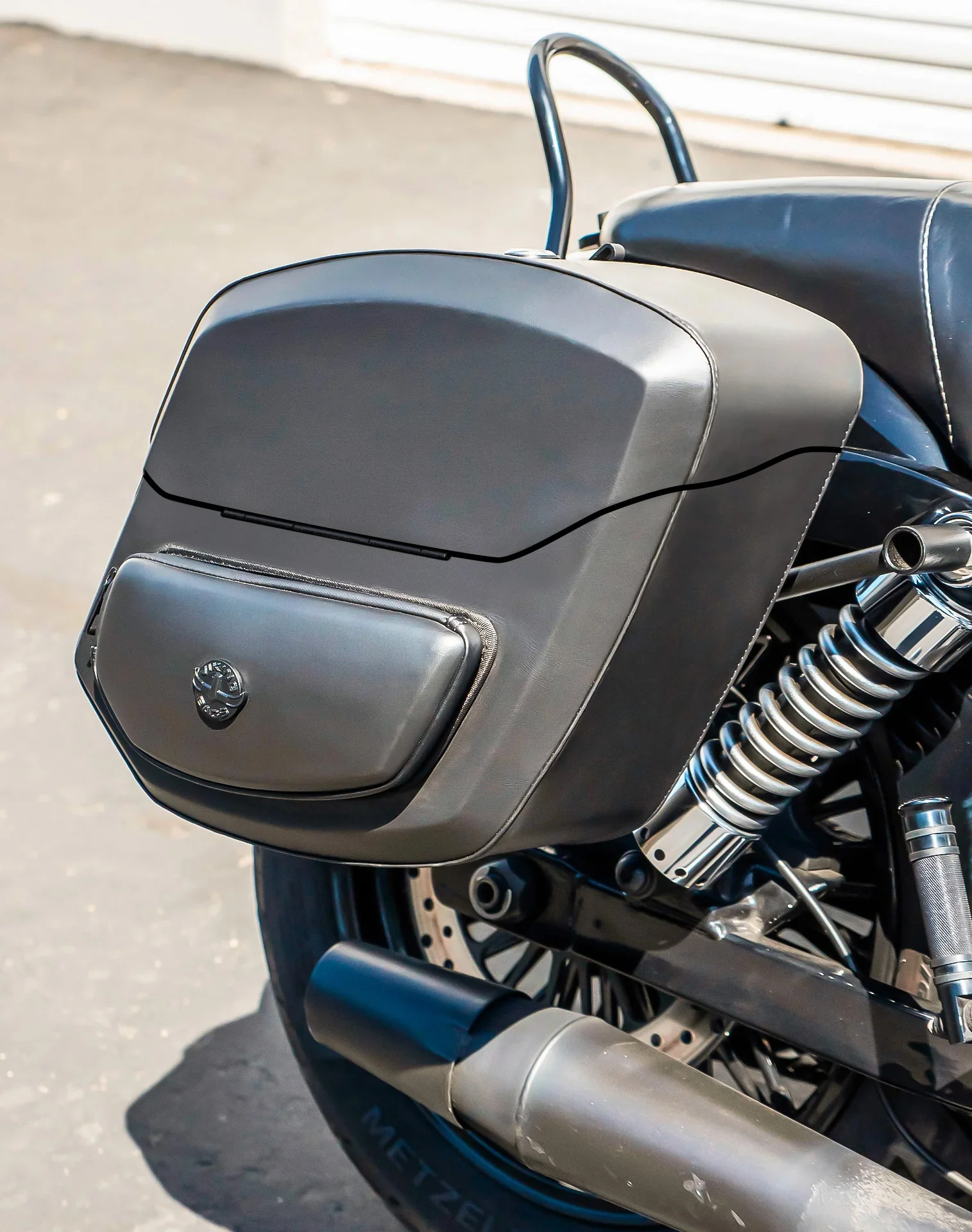 24L - Ironclad Quick-Mount Medium Harley Dyna Wide Glide FXDWG Leather Wrapped Hard Alforjas