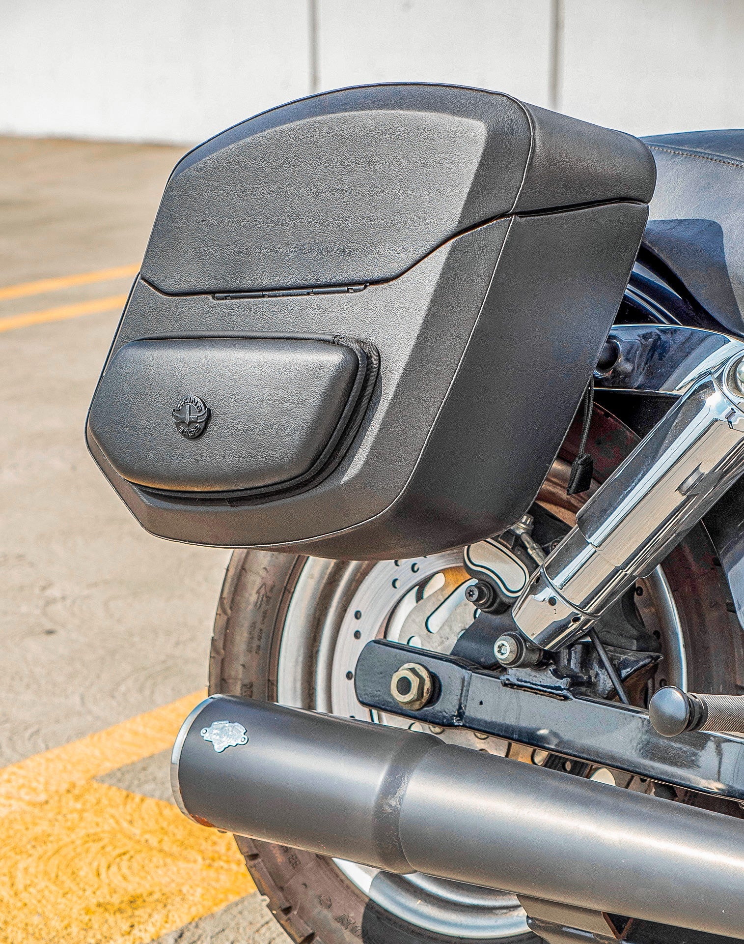 24L - Ironclad Quick-Mount Medium Harley Dyna Fat Bob FXDF Leather Wrapped Hard Alforjas
