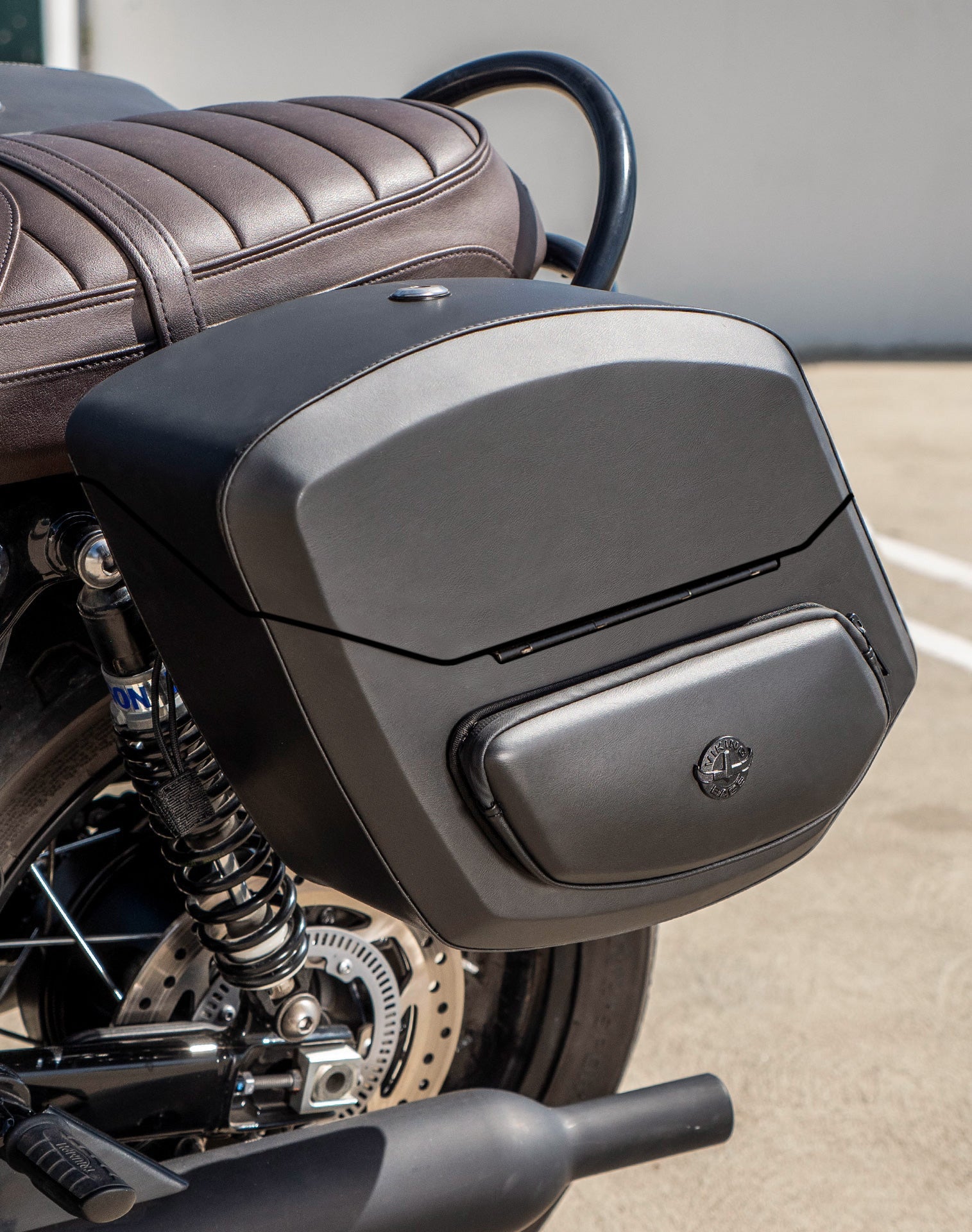 24L - Ironclad Quick-Mount Medium Triumph Bonneville T120 Leather Wrapped Hard Alforjas