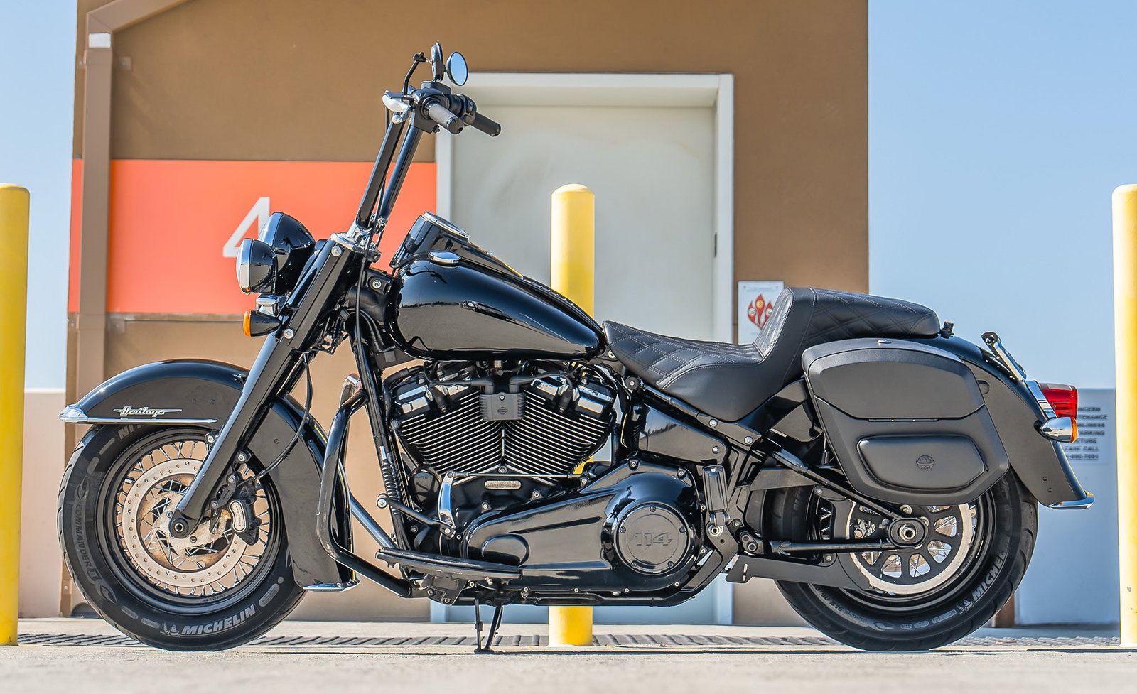 24L - Ironclad Quick-Mount Medium Harley Softail Heritage FLHC/S Leather Wrapped Hard Alforjas