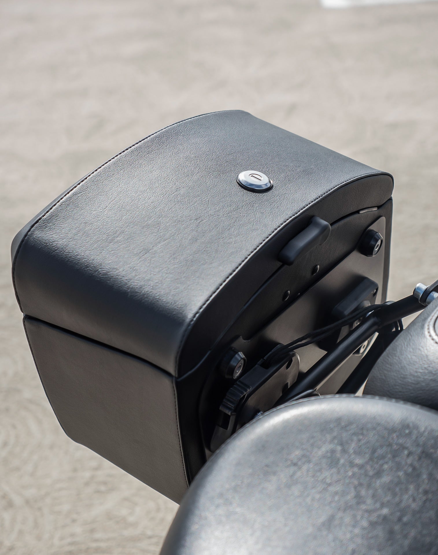 24L - Ironclad Quick-Mount Medium Royal Enfield Classic 350 Leather Wrapped Hard Alforjas