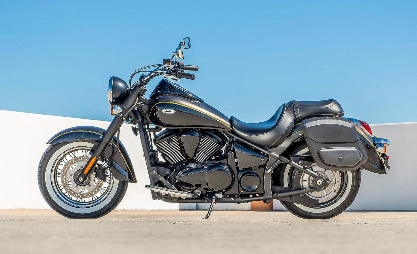 24L - Ironclad Quick-Mount Medium Kawasaki Vulcan 900 Classic VN900 Leather Wrapped Hard Alforjas