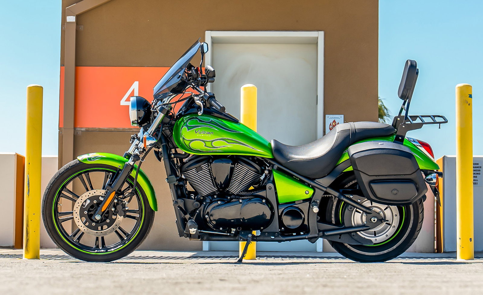 24L - Ironclad Quick-Mount Medium Kawasaki Vulcan 900 Custom Leather Wrapped Hard Alforjas