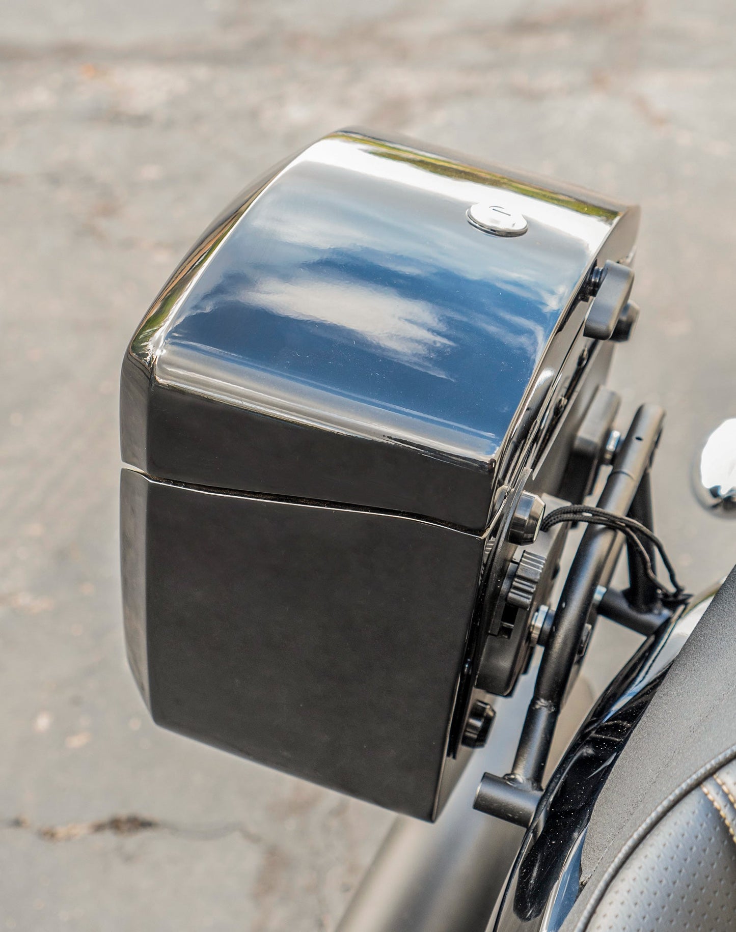 24L - Ironclad Quick-Mount Medium Suzuki Boulevard M109 VZR1800 Painted Hard Alforjas