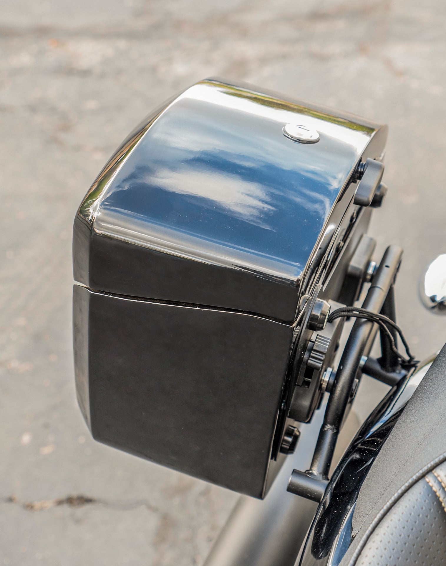 24L - Ironclad Quick-Mount Medium Suzuki Boulevard M109 VZR1800 Painted Hard Alforjas